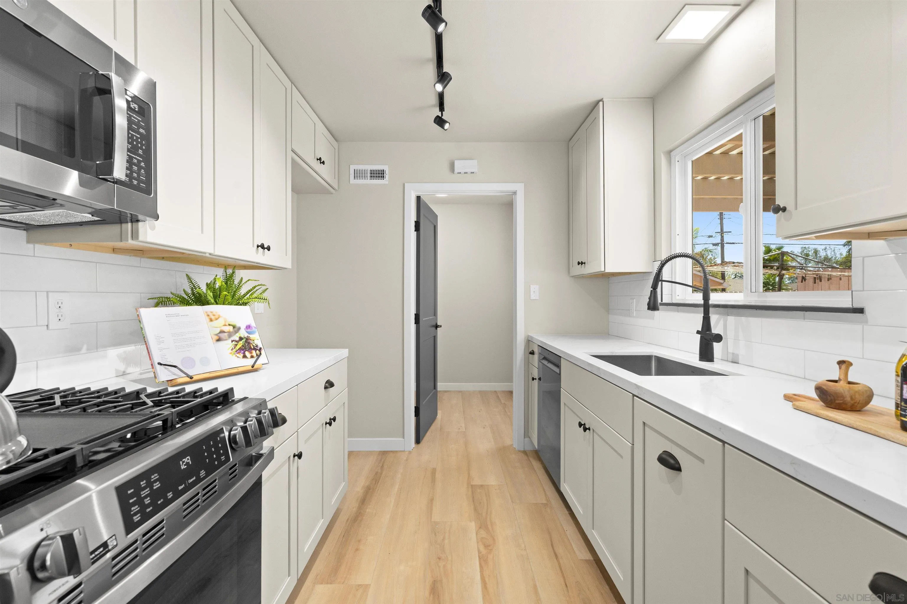 https://cdn.realtyfeed.com/cdn/127/260013512/90686202986f787e8c961a2e7b87bc63.webp