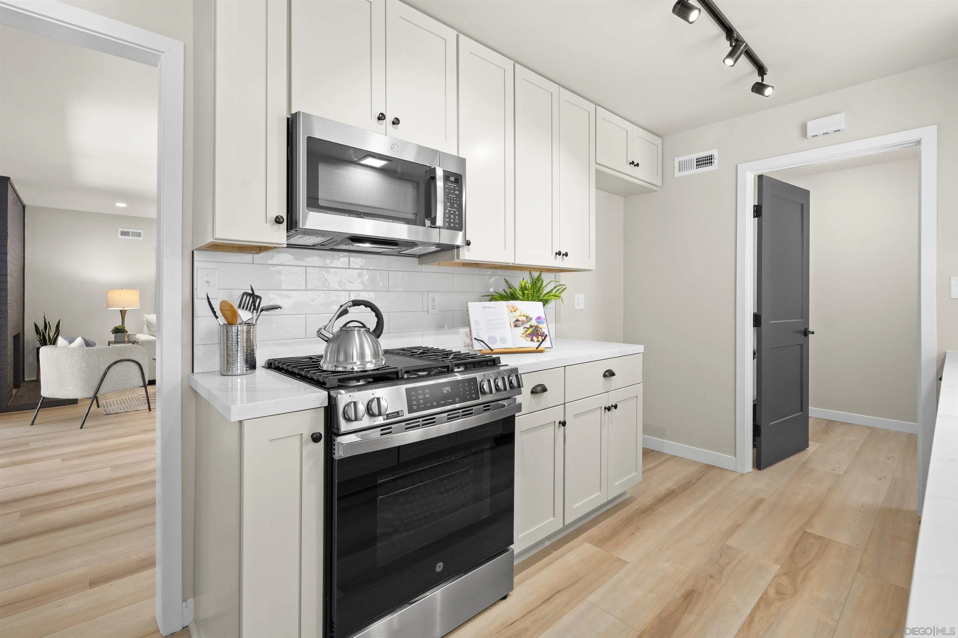 https://cdn.realtyfeed.com/cdn/127/260013512/c42ef53f3a9262d3526517b62d205cef.webp