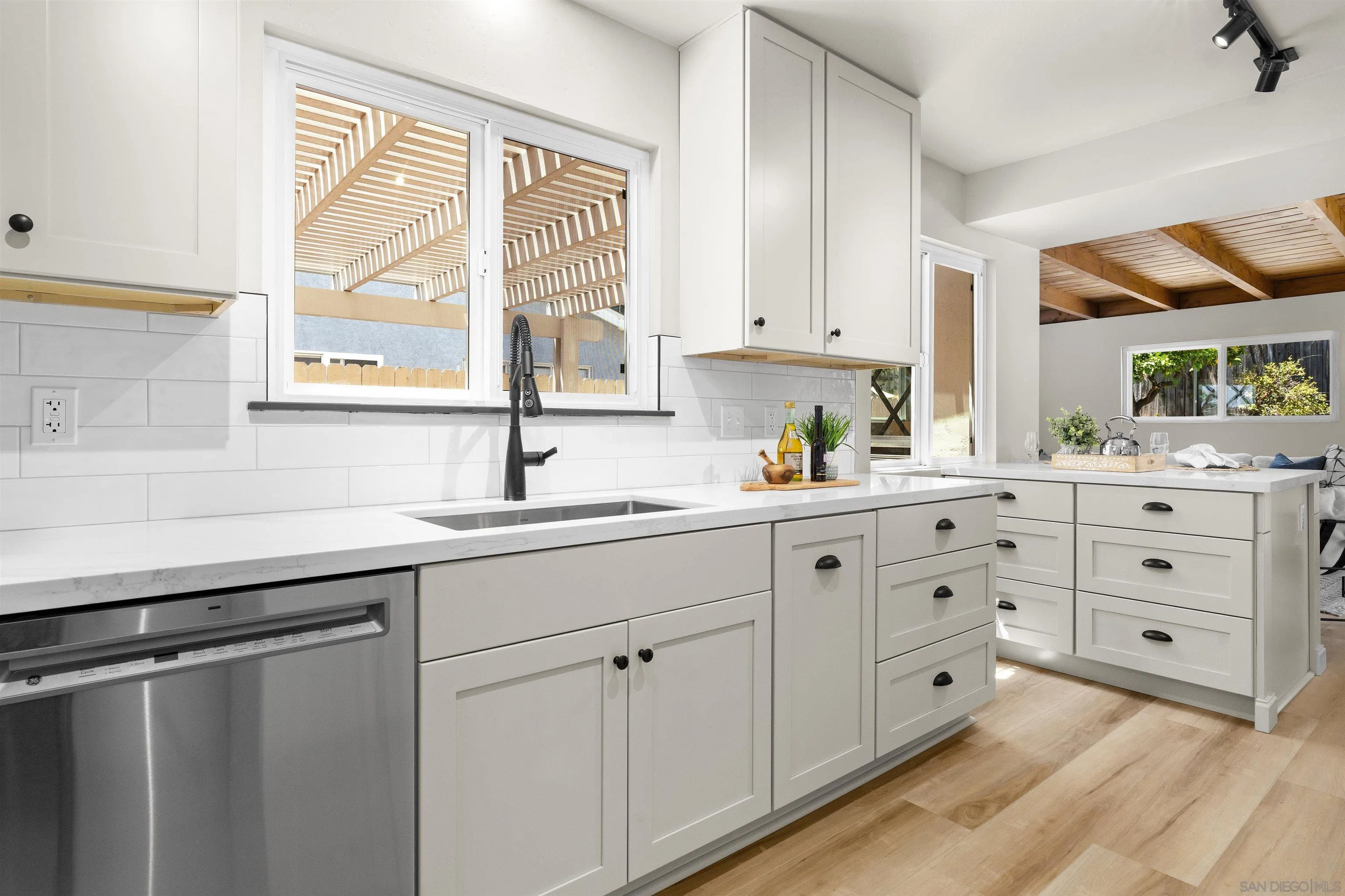 https://cdn.realtyfeed.com/cdn/127/260013512/f85e282cf0c744d6c7bd2c4b7a2c6d8e.webp