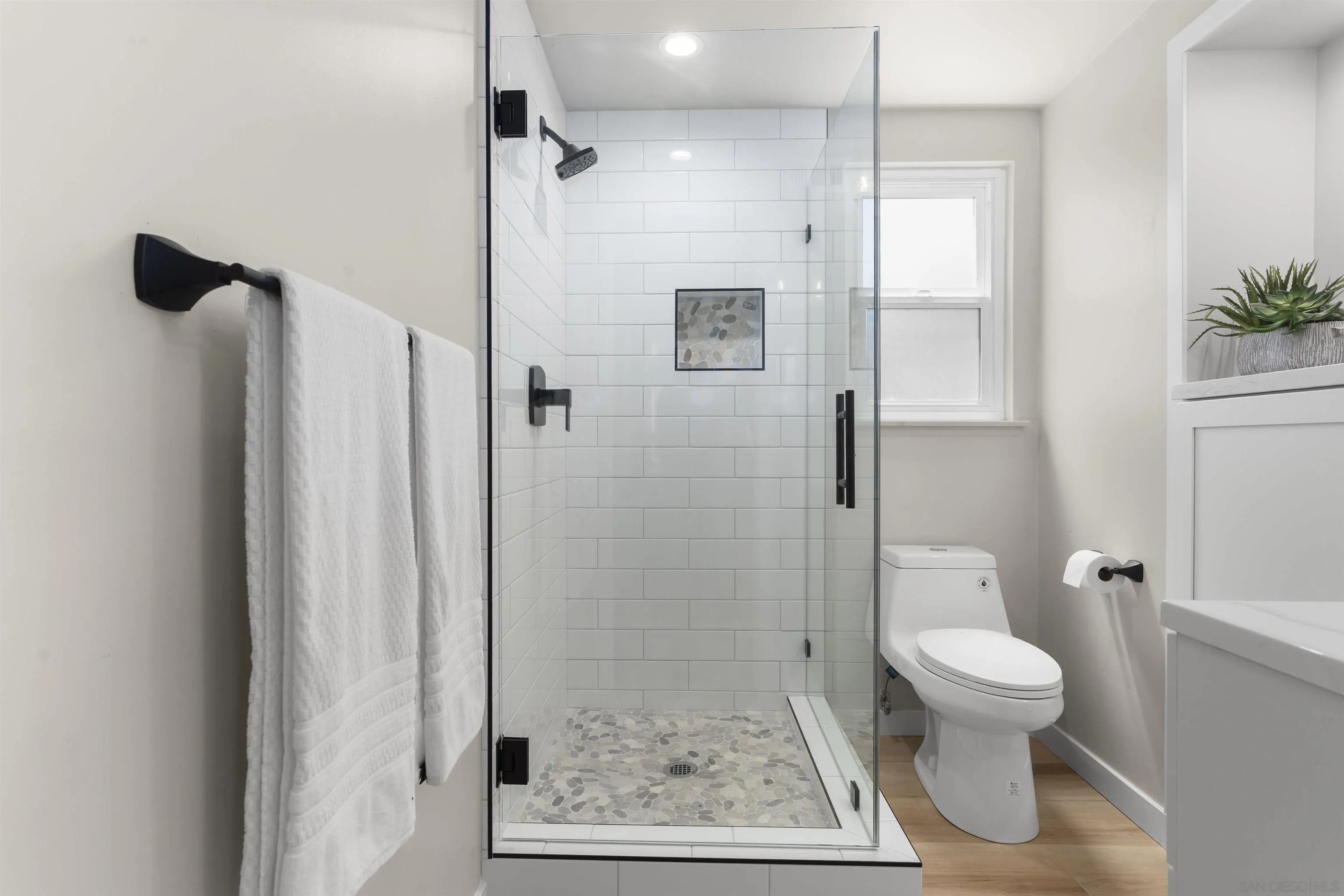 https://cdn.realtyfeed.com/cdn/127/260013512/ffc3e9ca61aa4120d83e0251550d07ed.webp
