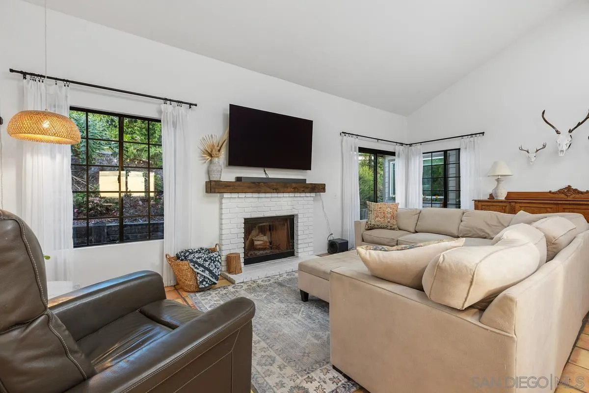 https://cdn.realtyfeed.com/cdn/127/260013516/0f273b2de3afaf42067772b372d7493f.webp