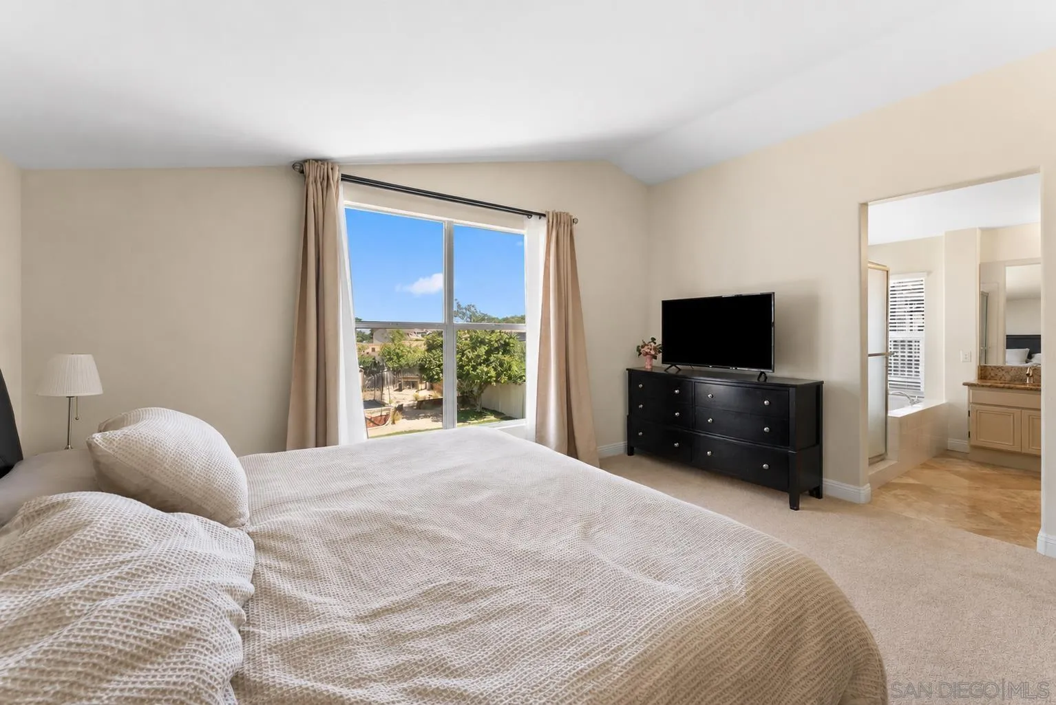 https://cdn.realtyfeed.com/cdn/127/260013518/ac9e15efcf6f738b1b051cbf42a695a7.webp