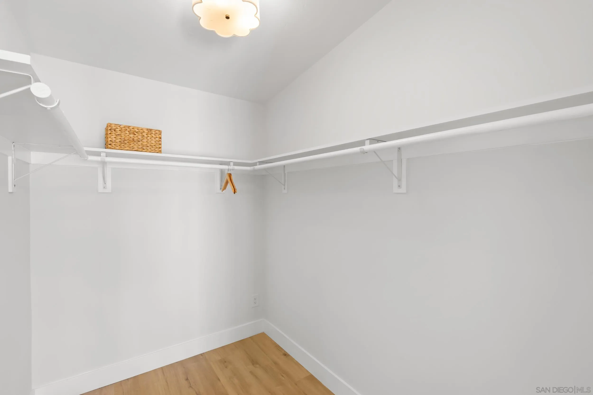 https://cdn.realtyfeed.com/cdn/127/260013524/c0d37b0aff29ff44952daa0db591e4af.webp