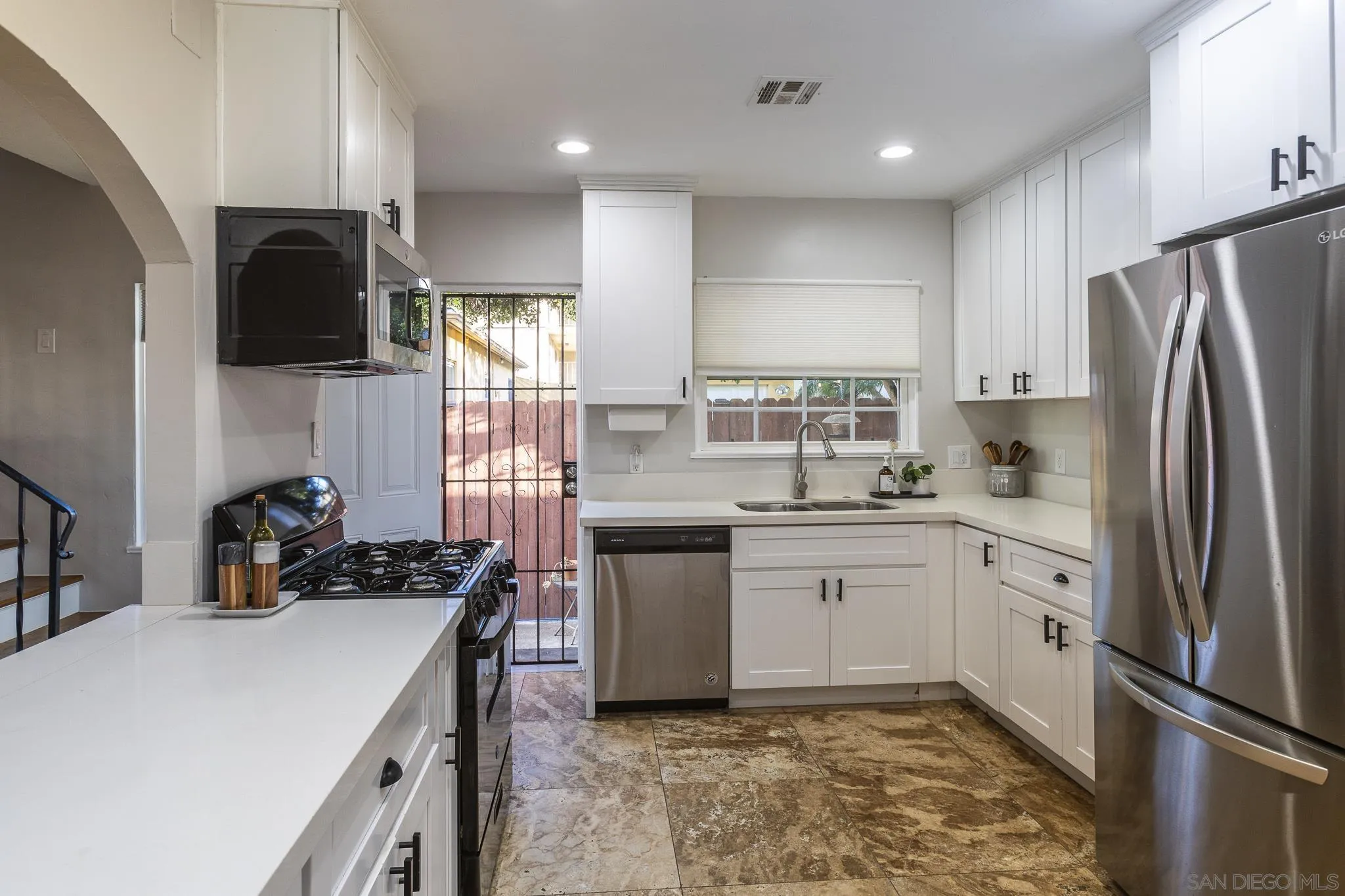 https://cdn.realtyfeed.com/cdn/127/260013532/fe6f8fee1931b4b9b5ca064f71cb9515.webp