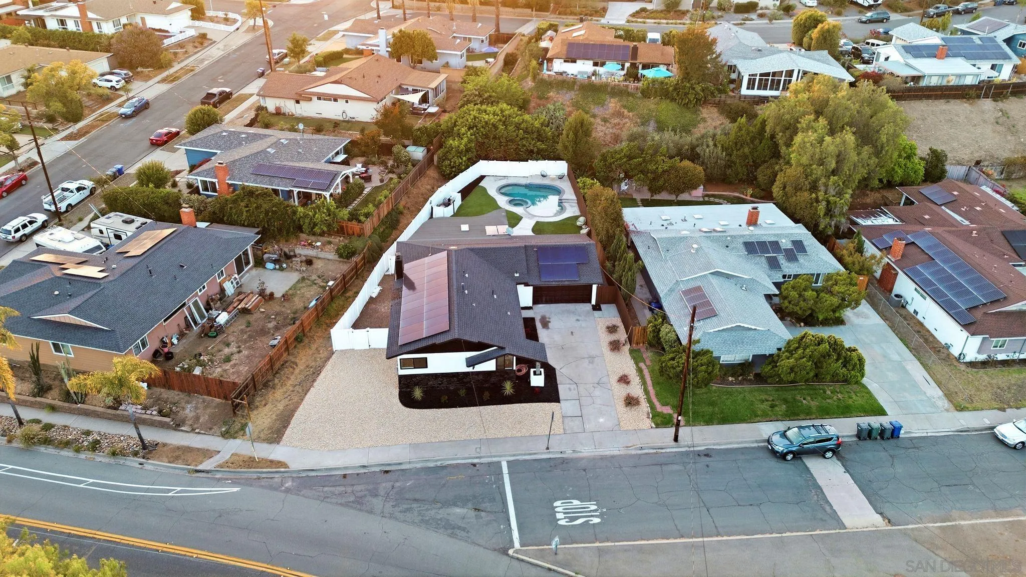 https://cdn.realtyfeed.com/cdn/127/260013535/82bb0b5d0d6d08bdbf306a82238200b4.webp