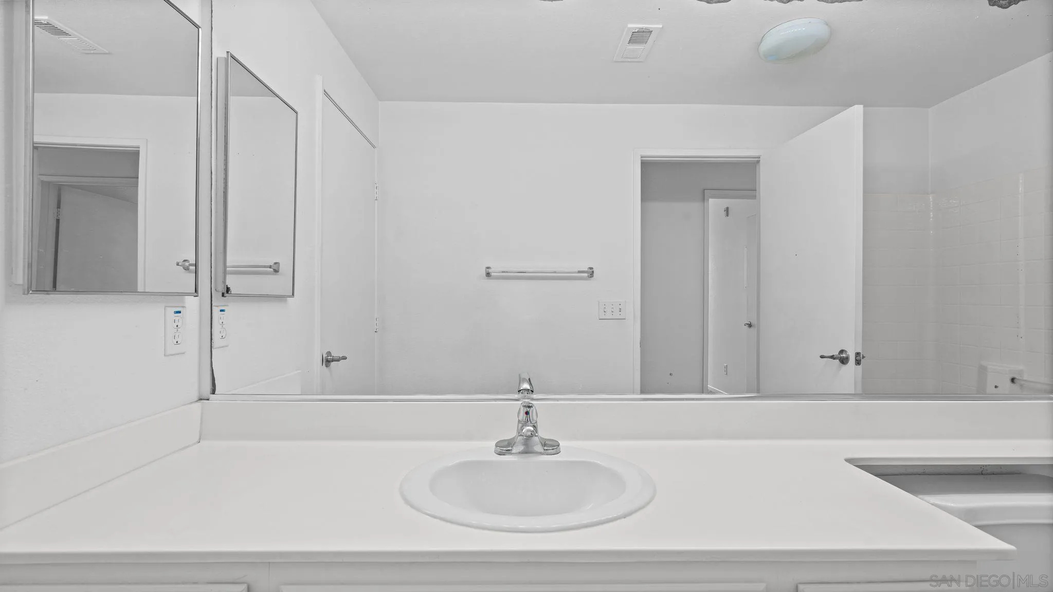 Photo #8: 260013540 Listing: Photo #8