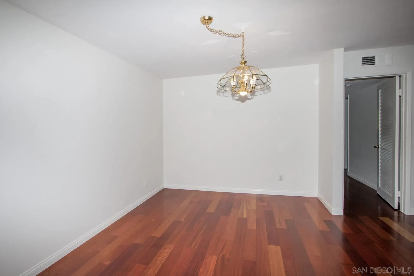 Photo #8: 260013542 Listing: Photo #8