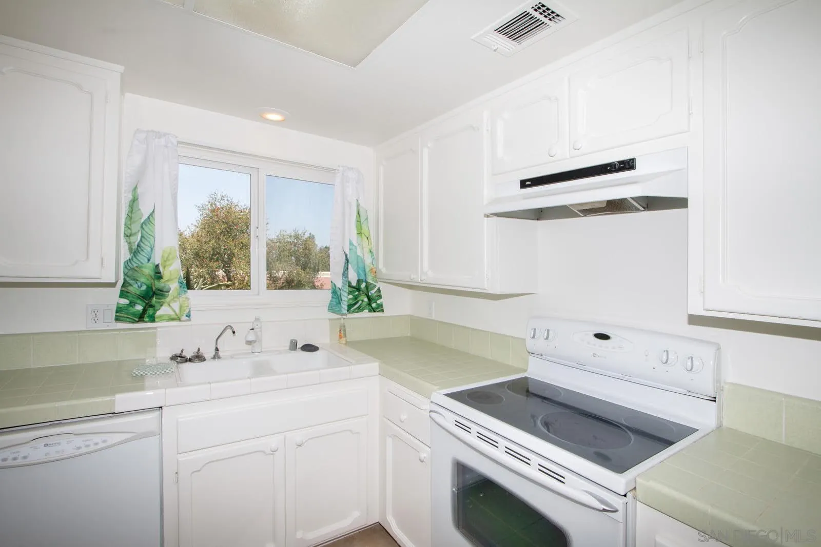 Photo #3: 260013542 Listing: Photo #3