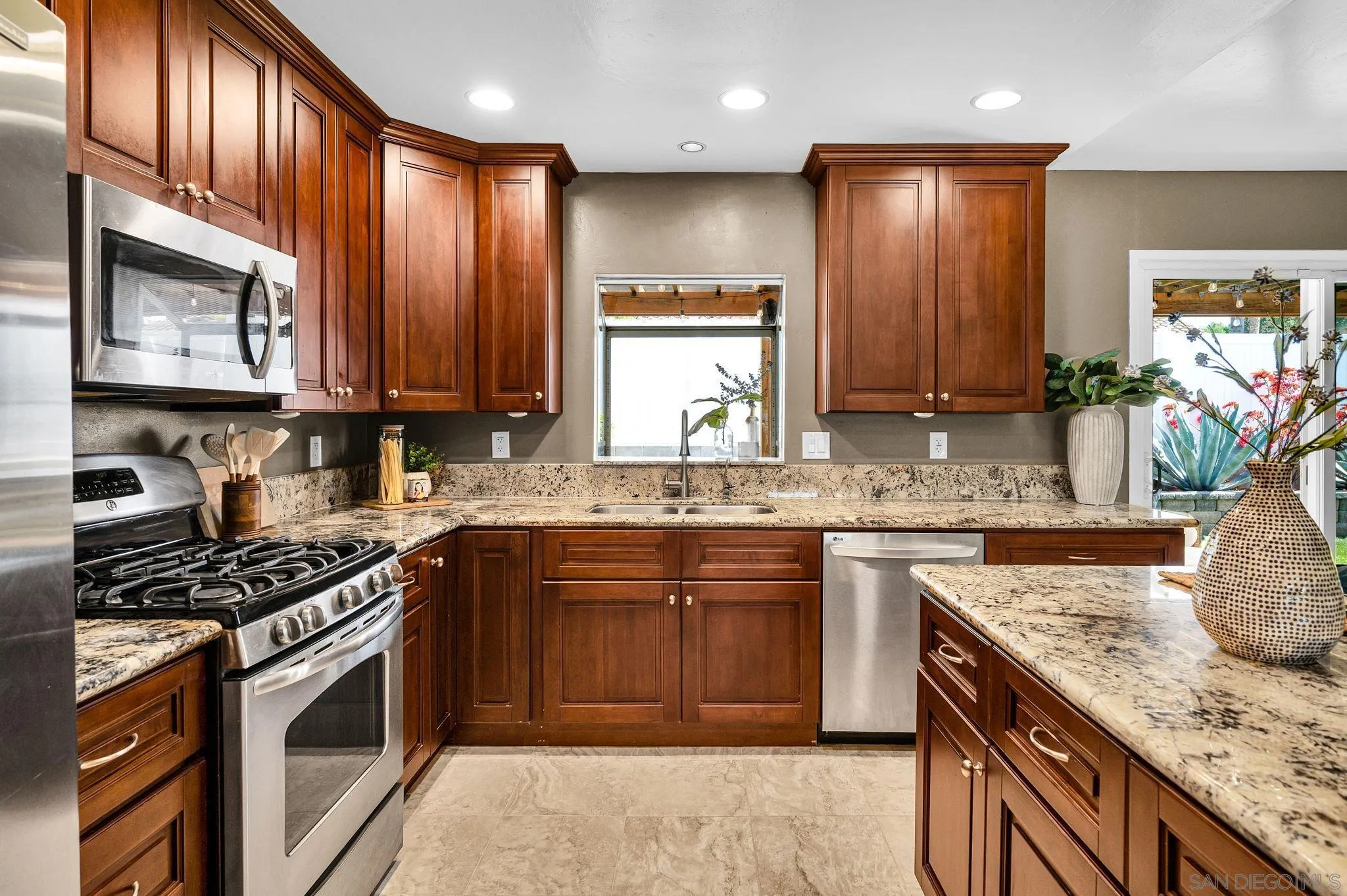 https://cdn.realtyfeed.com/cdn/127/260013549/16fc687b979d7e8e09d20a9e66a391cb.webp