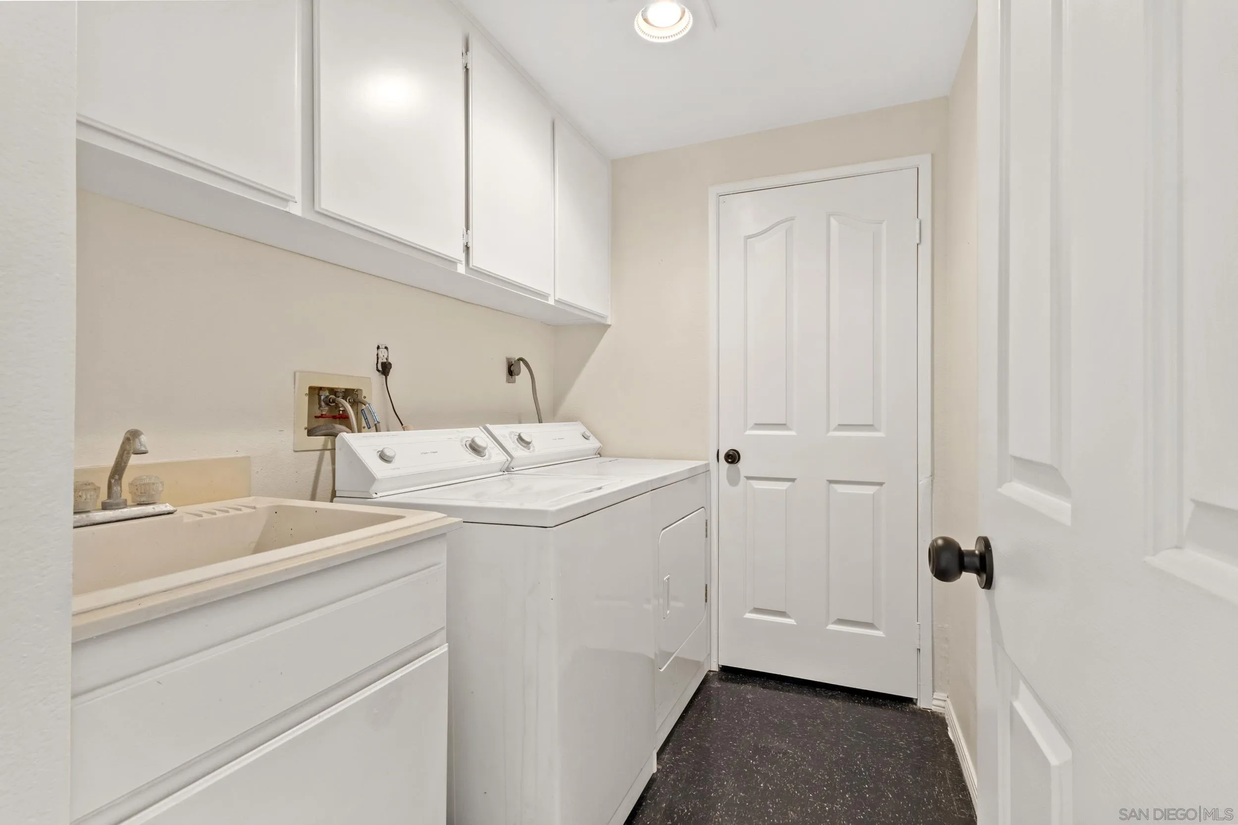 https://cdn.realtyfeed.com/cdn/127/260013551/2674da637528ea79bbf61ba85241adba.webp
