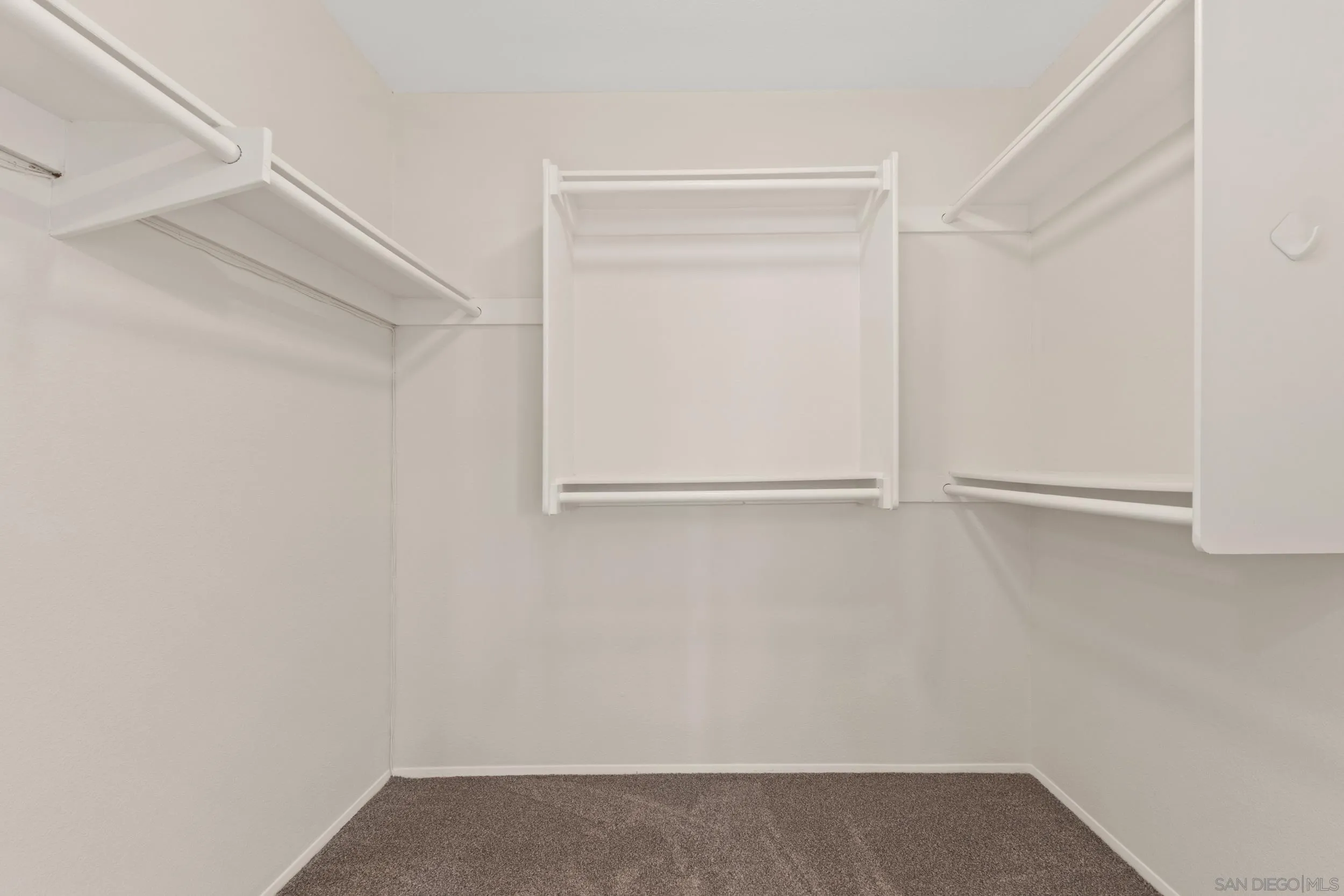 https://cdn.realtyfeed.com/cdn/127/260013551/76ec36ee3c1fc80e00a4c5220e2d490c.webp