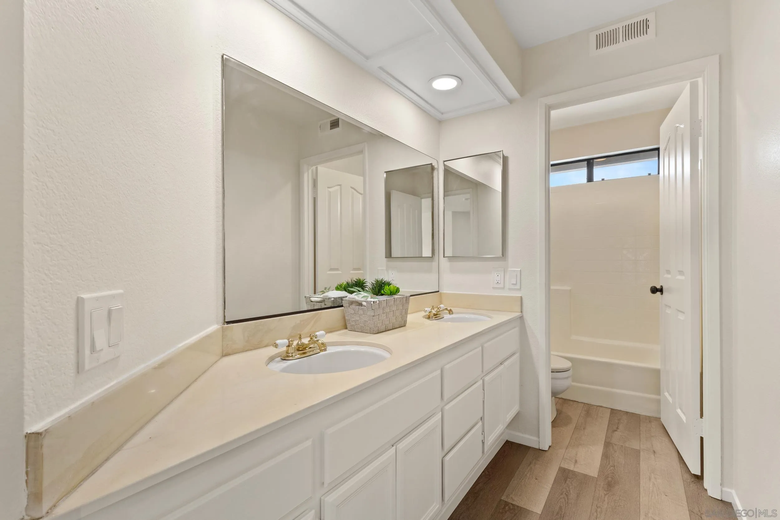 https://cdn.realtyfeed.com/cdn/127/260013551/908c9360c18683a20277f7a952e8b80d.webp
