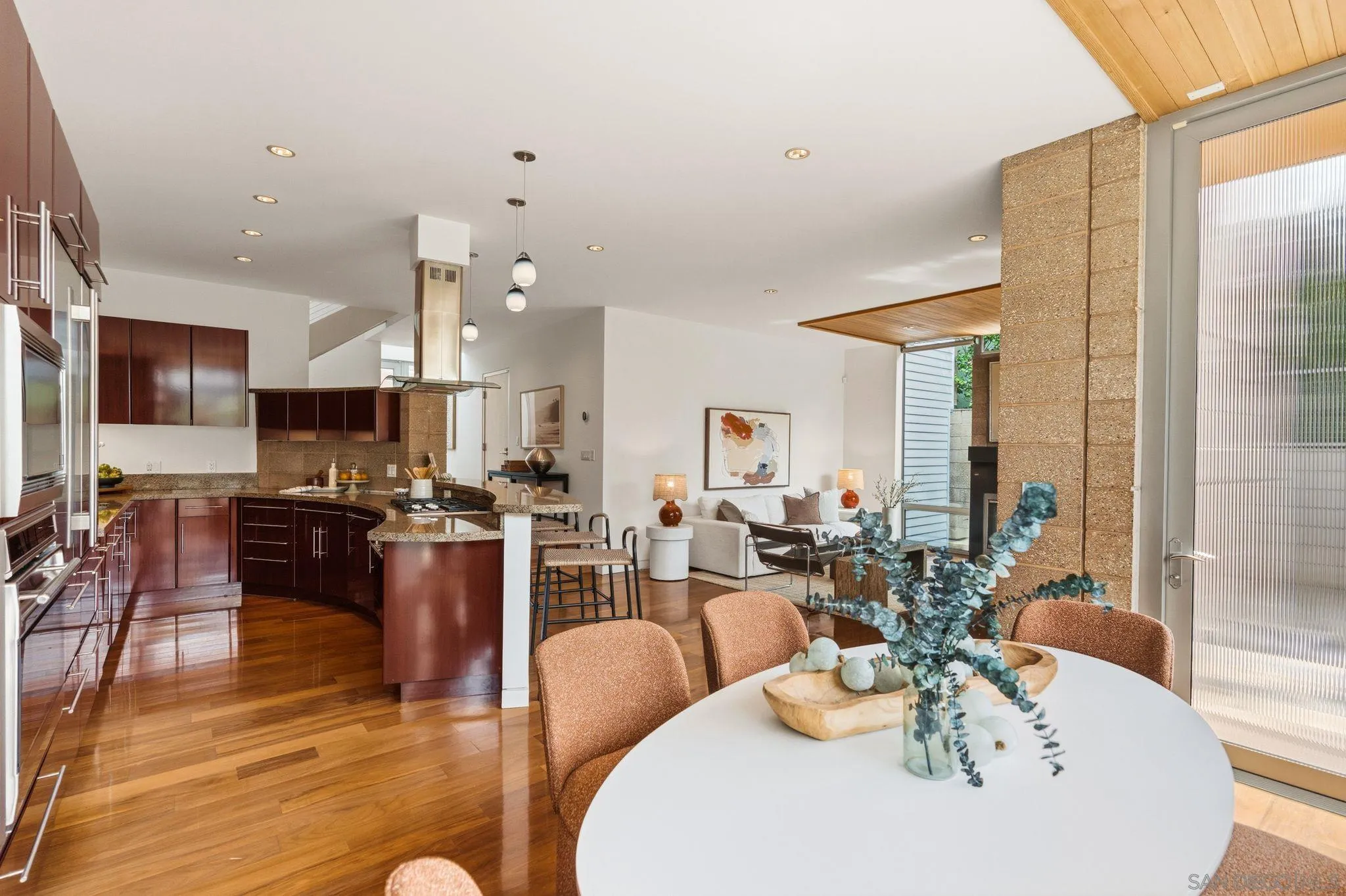 https://cdn.realtyfeed.com/cdn/127/260013557/f1d9a49fbf8d7d1b0b9910138f720d19.webp