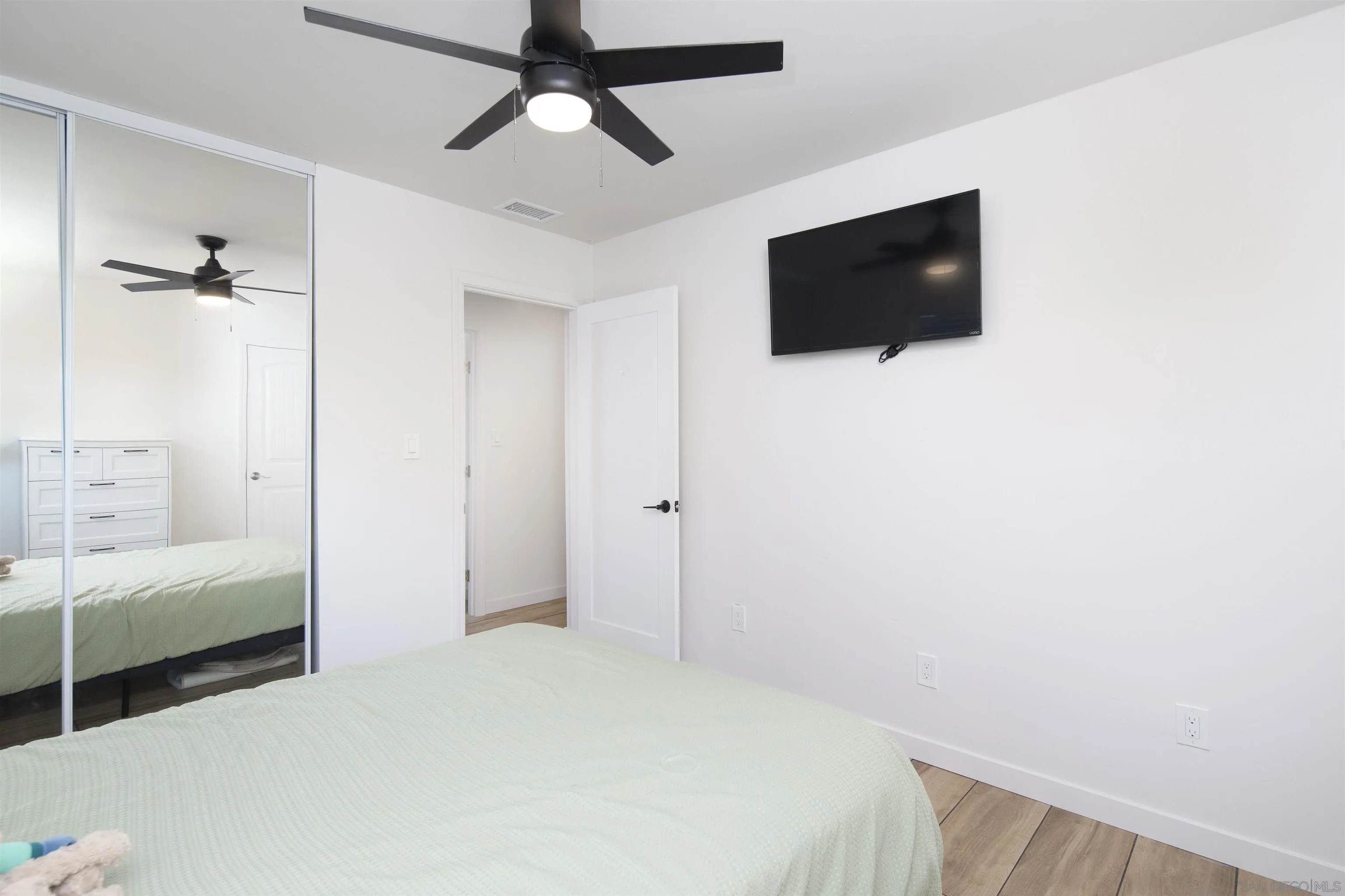 https://cdn.realtyfeed.com/cdn/127/260013564/f340a5669409d4834f79c92b1b86909c.webp