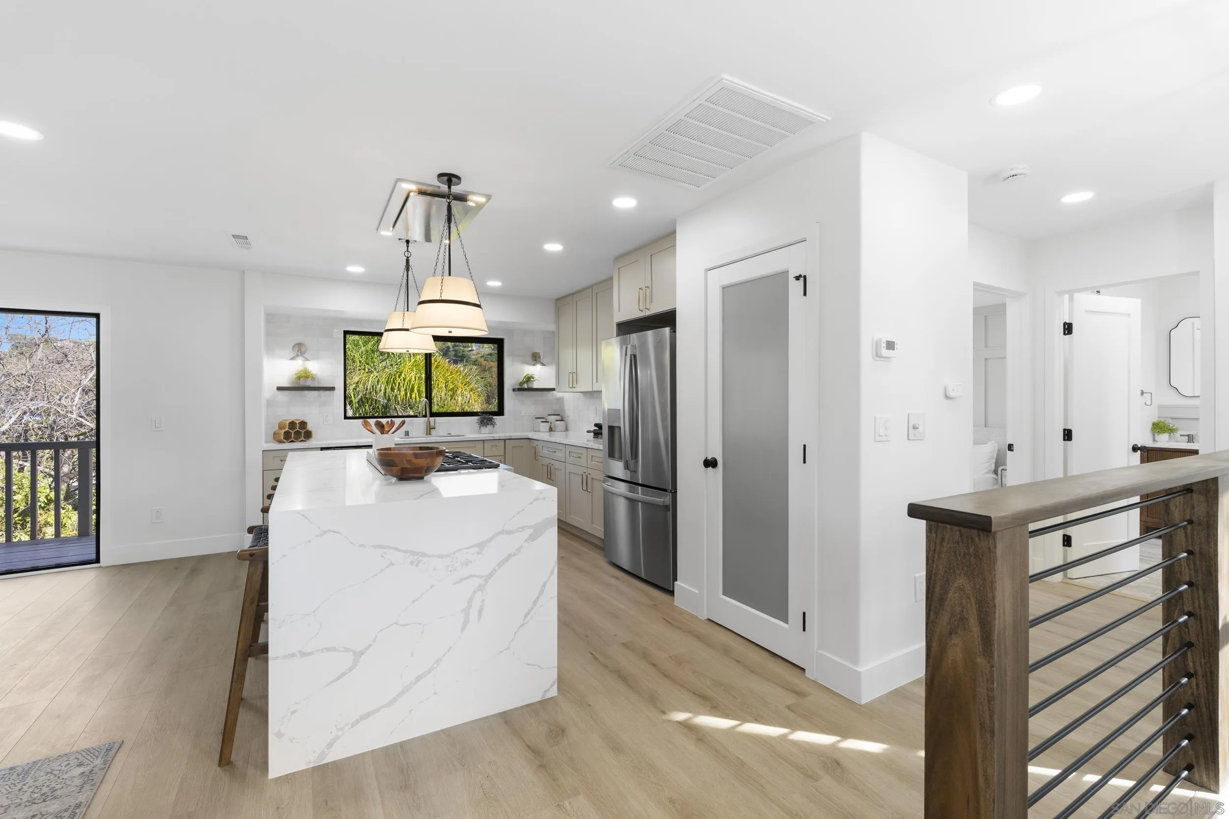 https://cdn.realtyfeed.com/cdn/127/260013568/d05987d1cf8e8ae25e559bc538ebb19d.webp