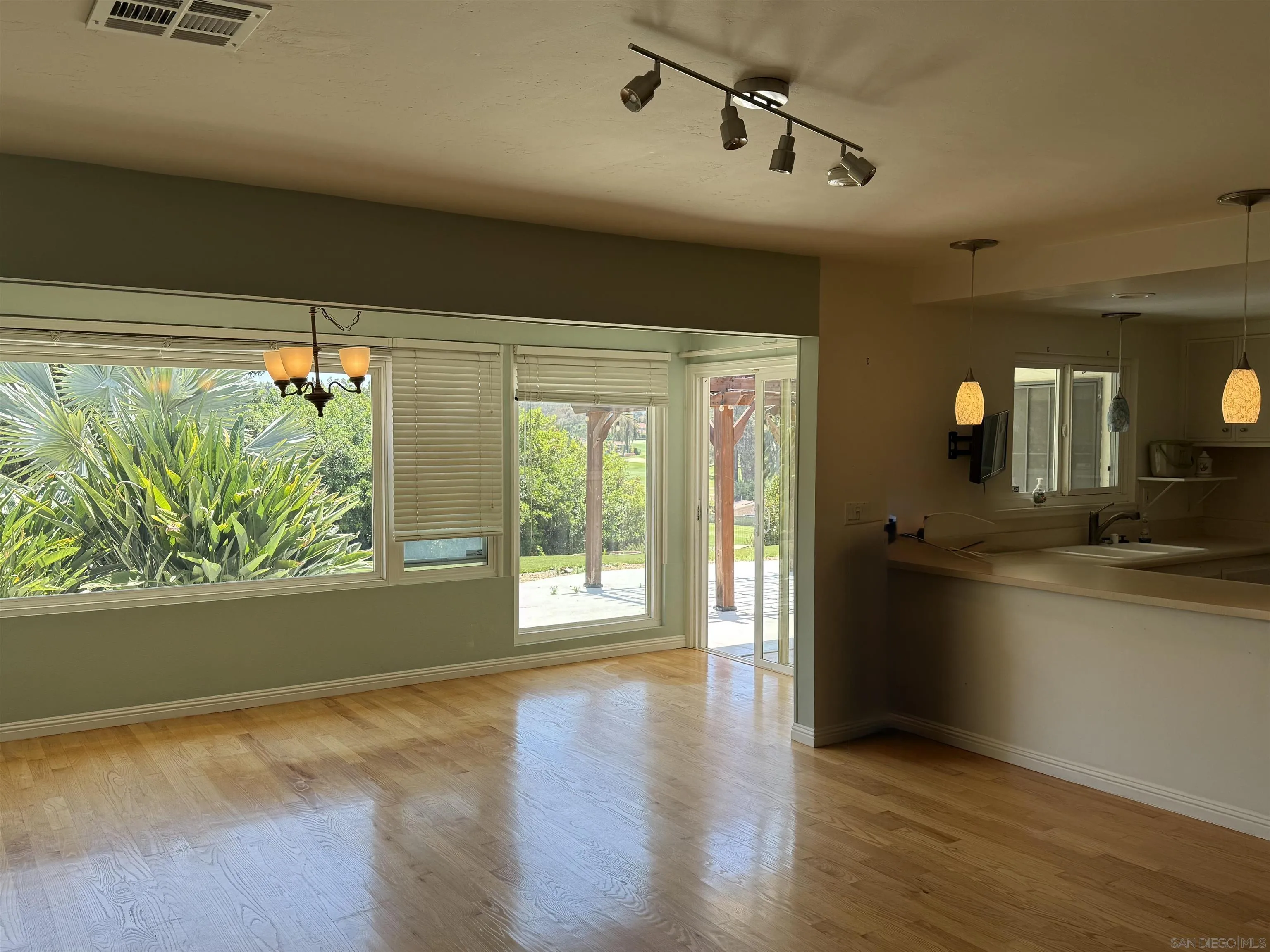 https://cdn.realtyfeed.com/cdn/127/260013569/9ec42653e75f5916d7c0bf5202bdb351.webp
