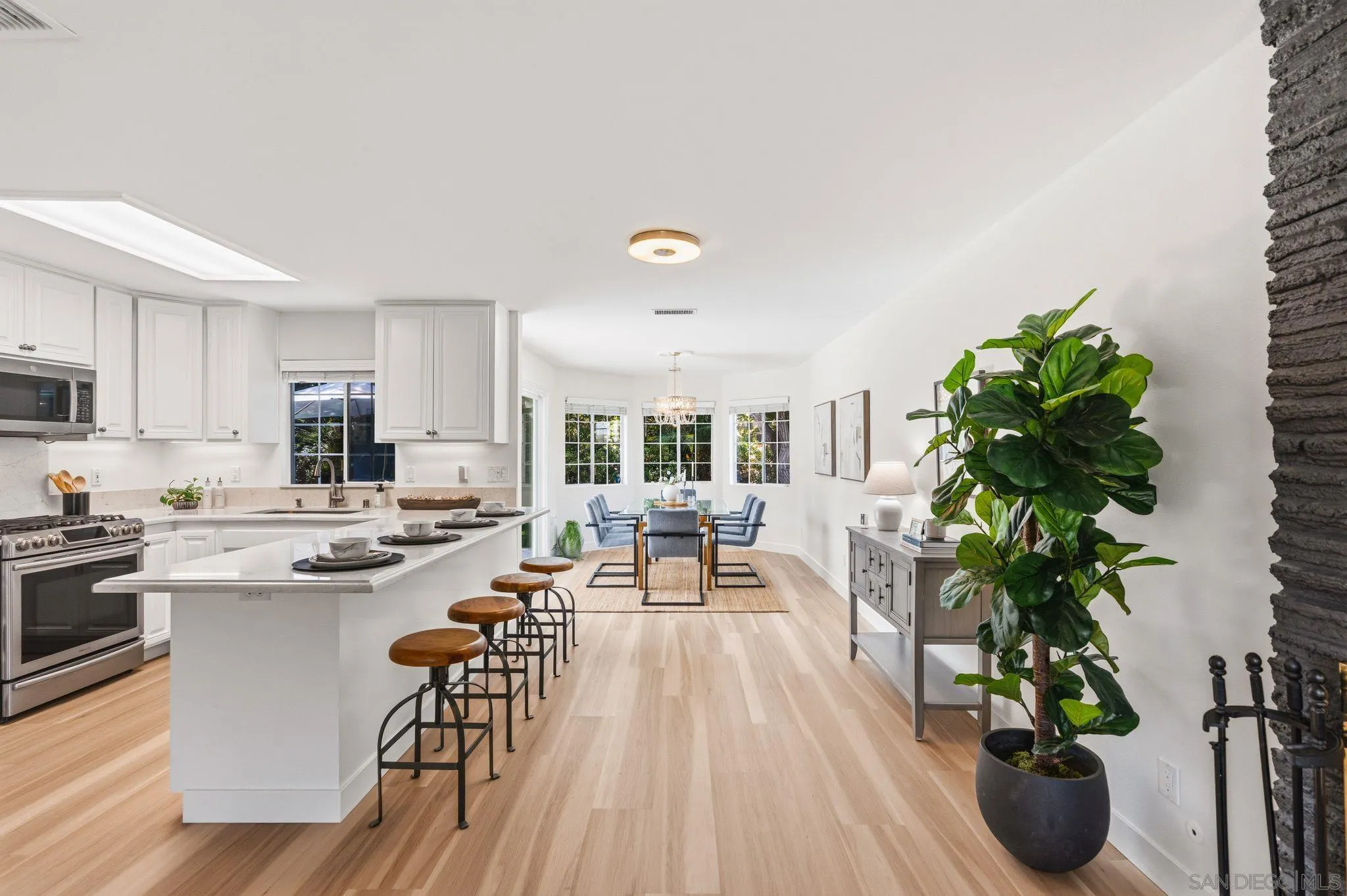 https://cdn.realtyfeed.com/cdn/127/260013571/94b59e1dbe879a732637eb70ccf0b24d.webp