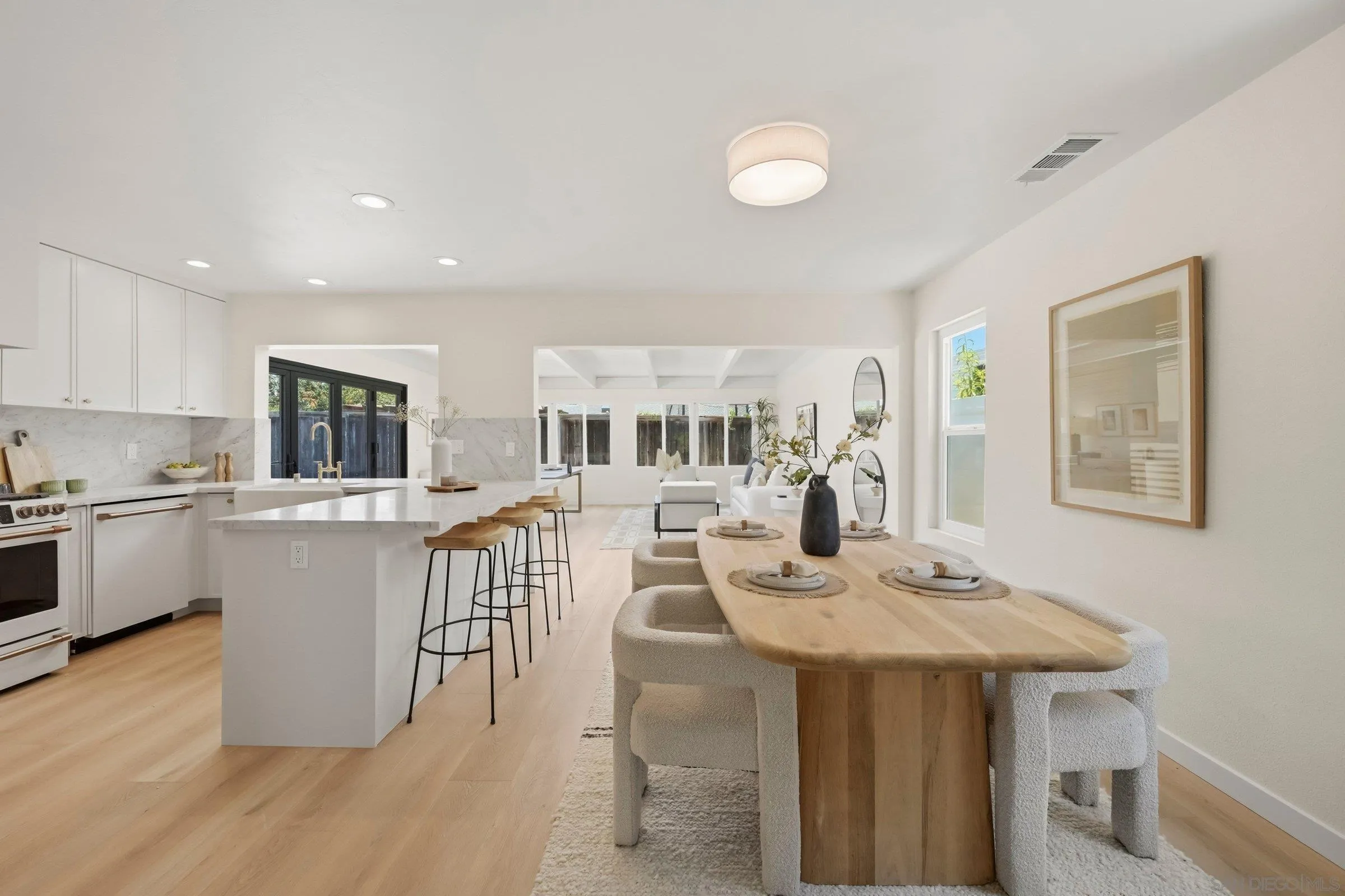 https://cdn.realtyfeed.com/cdn/127/260013572/731410980826f69593da513b3e80c320.webp