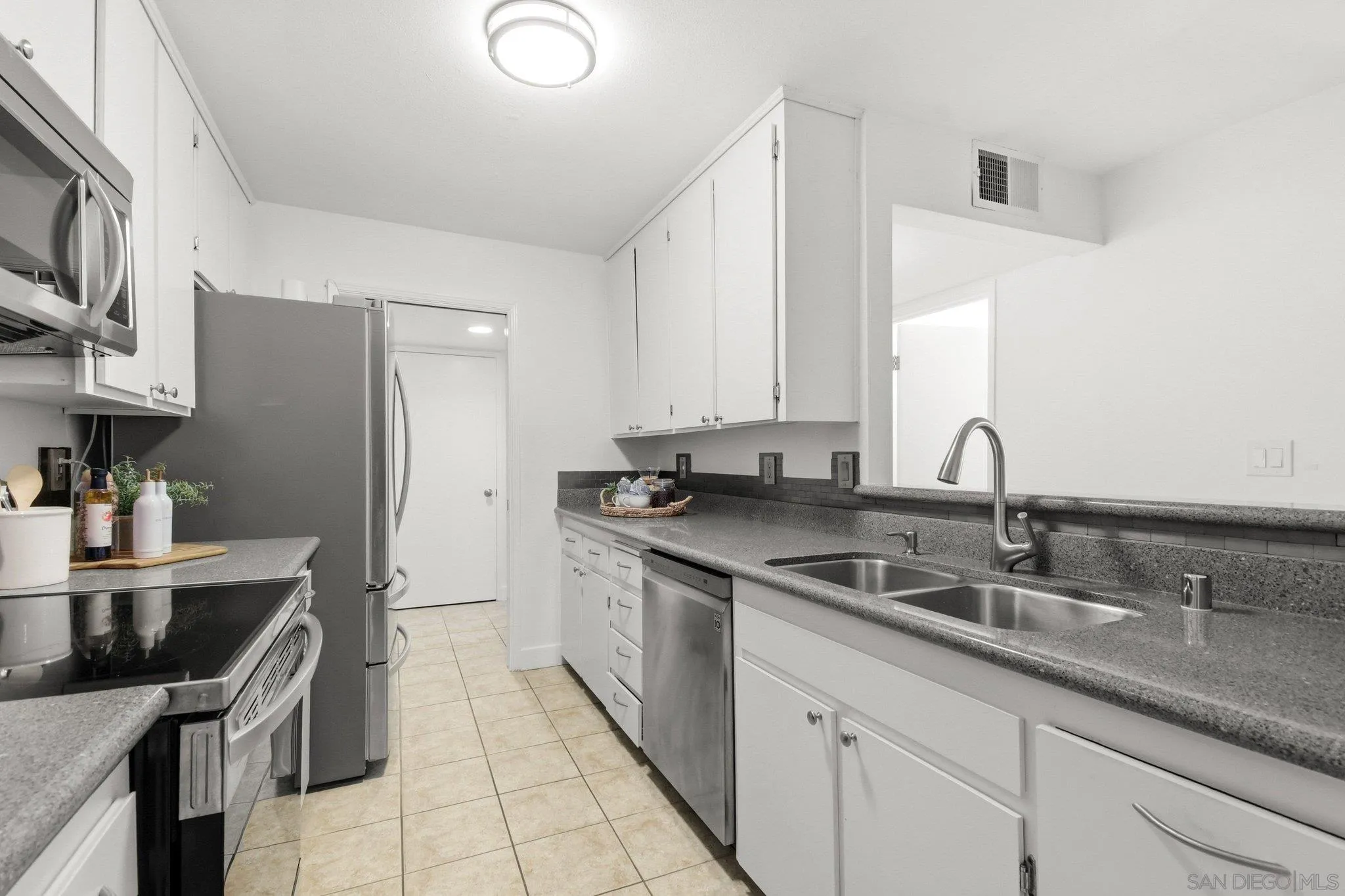 https://cdn.realtyfeed.com/cdn/127/260013576/d213b69e6acaf0ba2a5d85d72a736ad8.webp