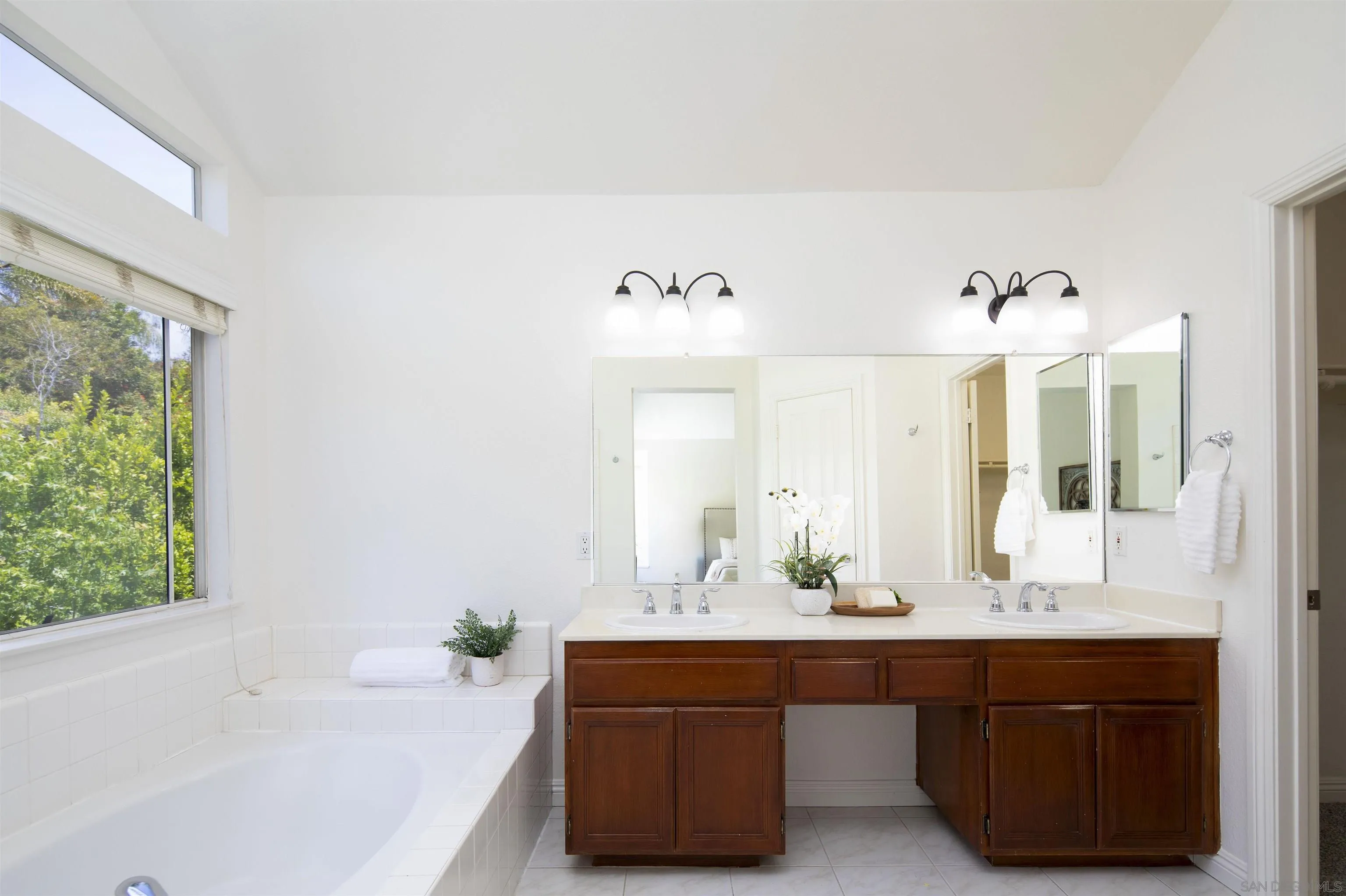 https://cdn.realtyfeed.com/cdn/127/260013590/5fd5d8f0d88a1000d7615857ad970c17.webp