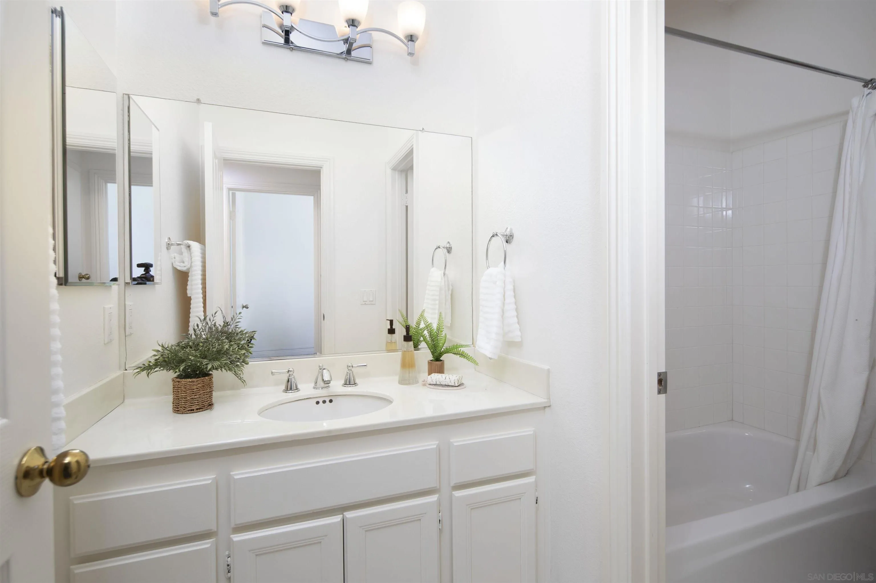 https://cdn.realtyfeed.com/cdn/127/260013590/7a3b7b2f2876f627ada4337faecc50ba.webp