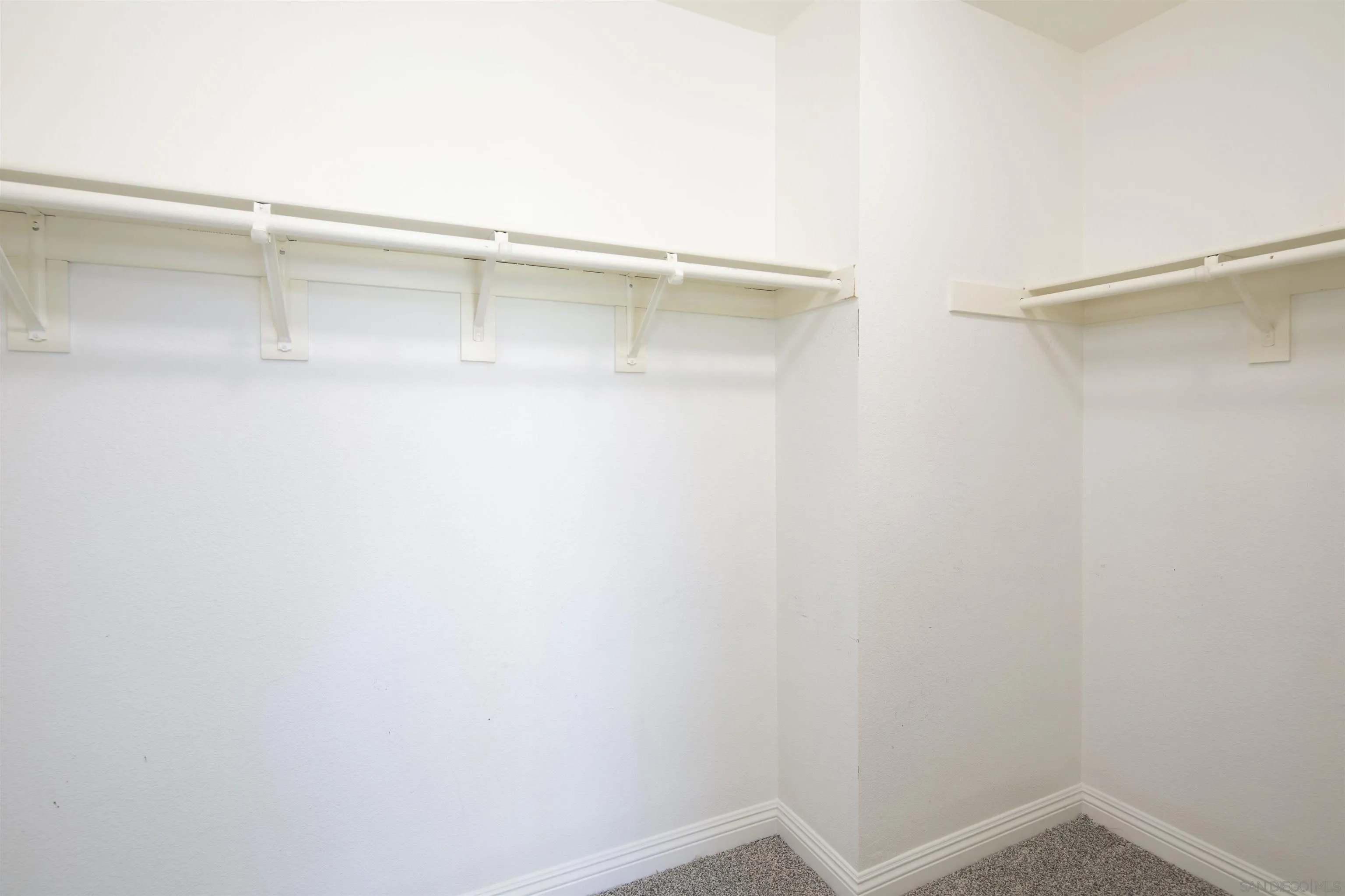 https://cdn.realtyfeed.com/cdn/127/260013590/caf0b76cd69b9671bd71fb7aa855a091.webp