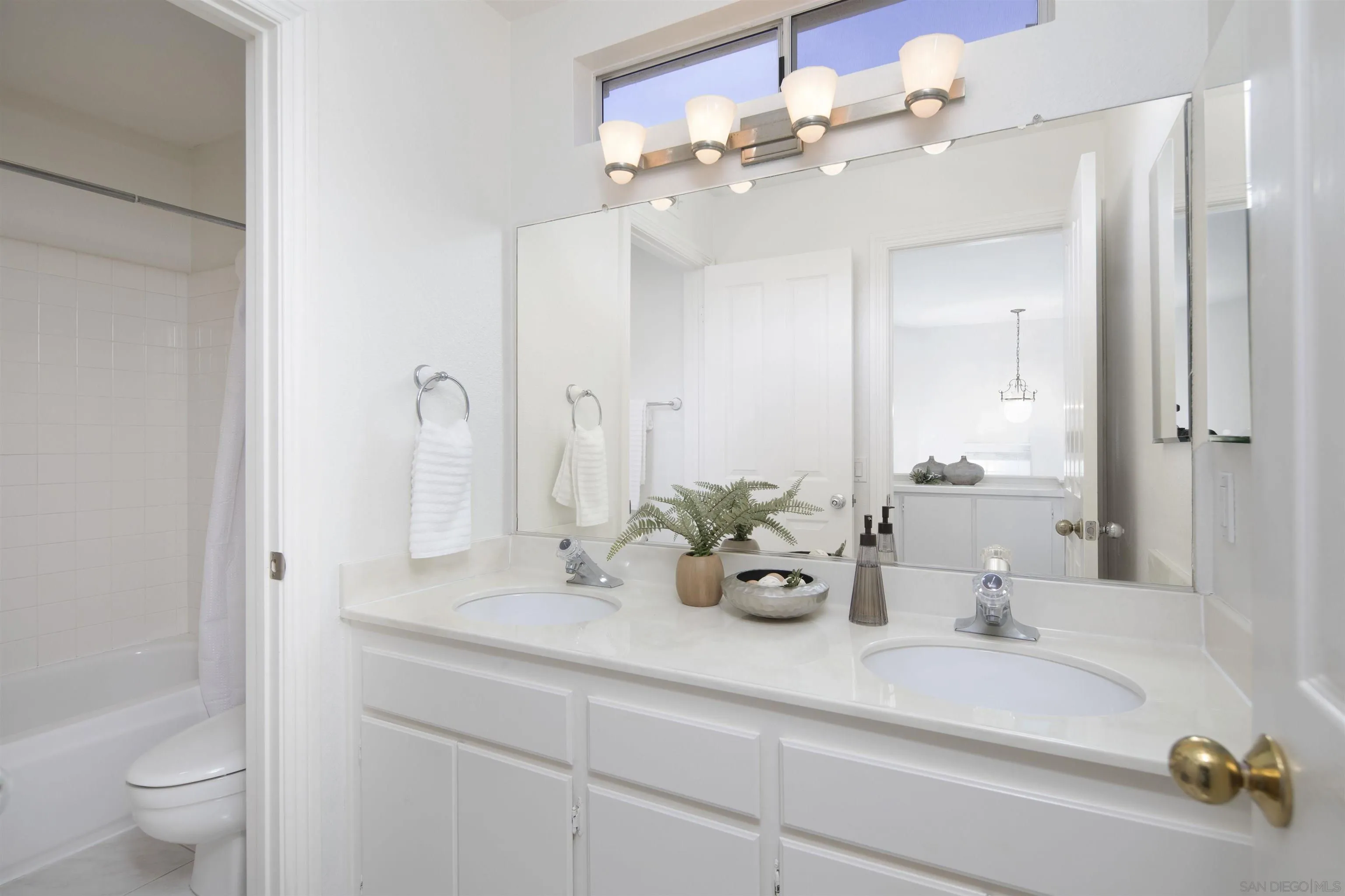 https://cdn.realtyfeed.com/cdn/127/260013590/db21ae47f4d891c7813a729add138e10.webp