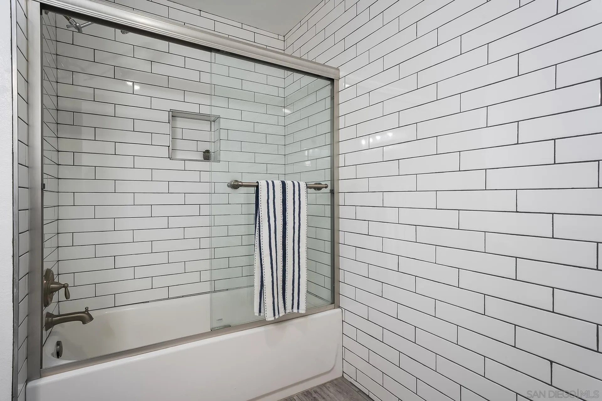 https://cdn.realtyfeed.com/cdn/127/260013591/aad7d71750b49e04f8f89fdc300cc265.webp
