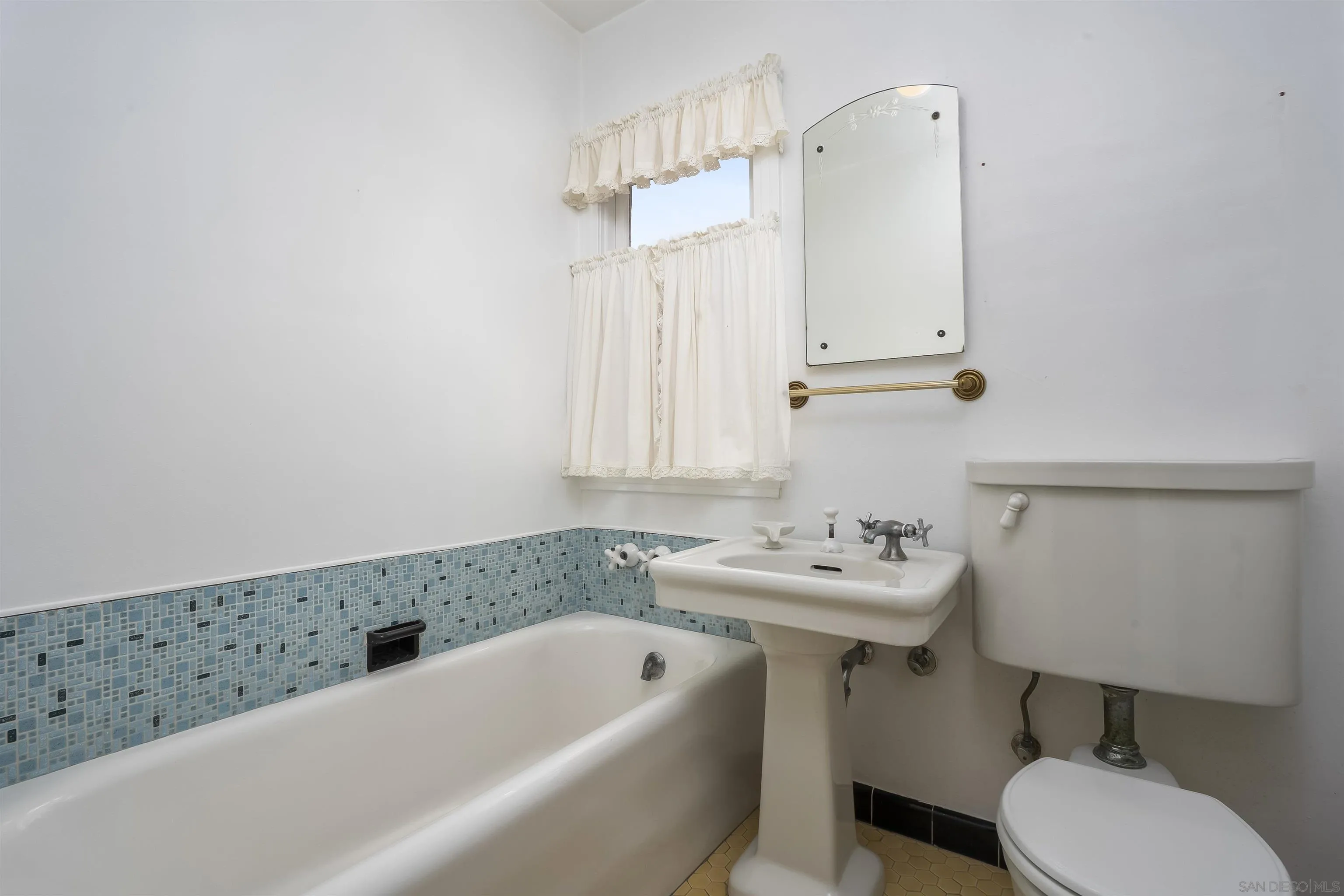 https://cdn.realtyfeed.com/cdn/127/260013594/c4865457434ef54325f88f7c91d2a316.webp