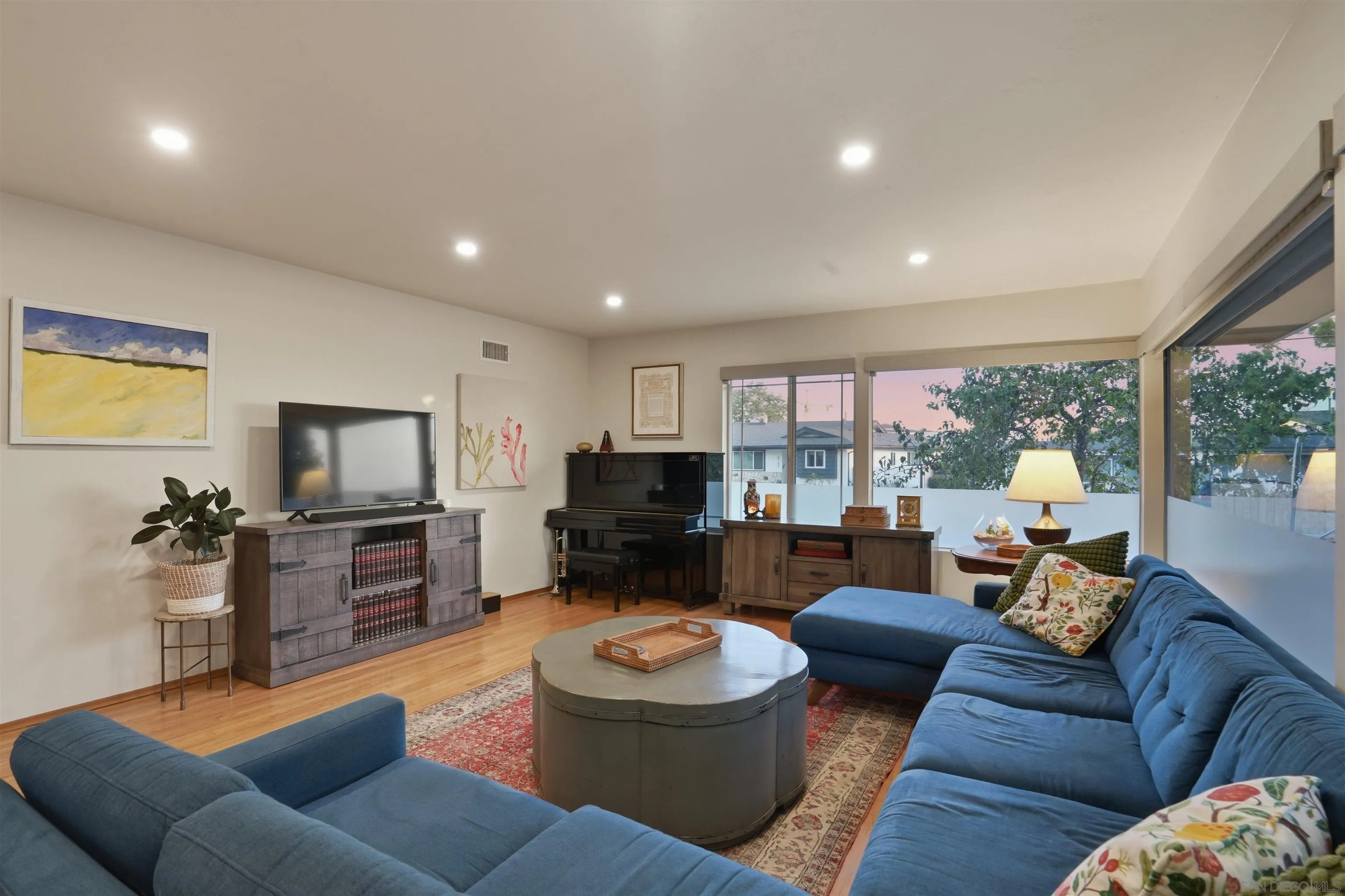 https://cdn.realtyfeed.com/cdn/127/260013596/389f910f8489512f02cab0a49038713d.webp