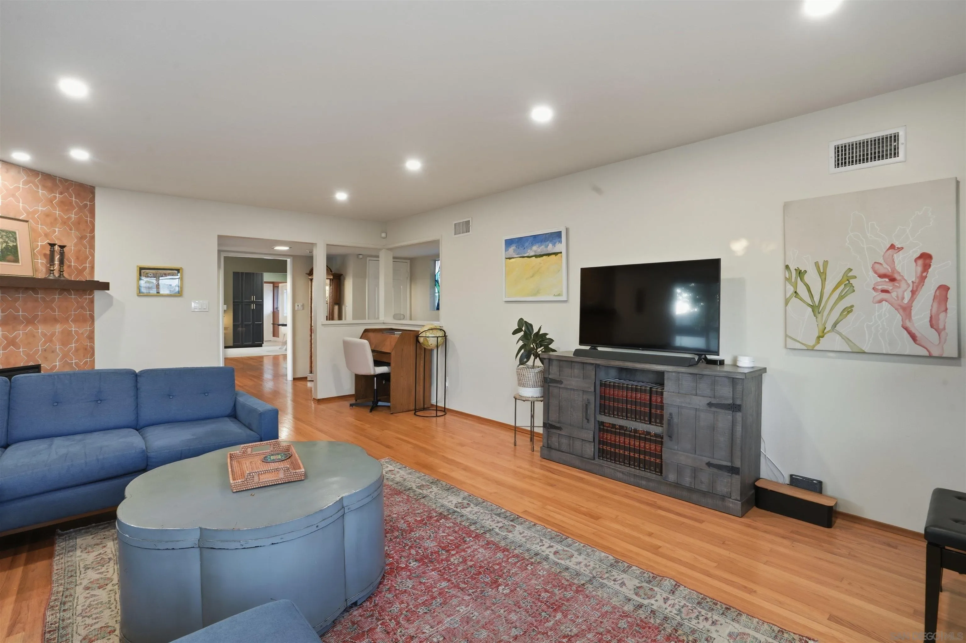 https://cdn.realtyfeed.com/cdn/127/260013596/9e09bcbd6c4204a9c1d76f575481fbbd.webp