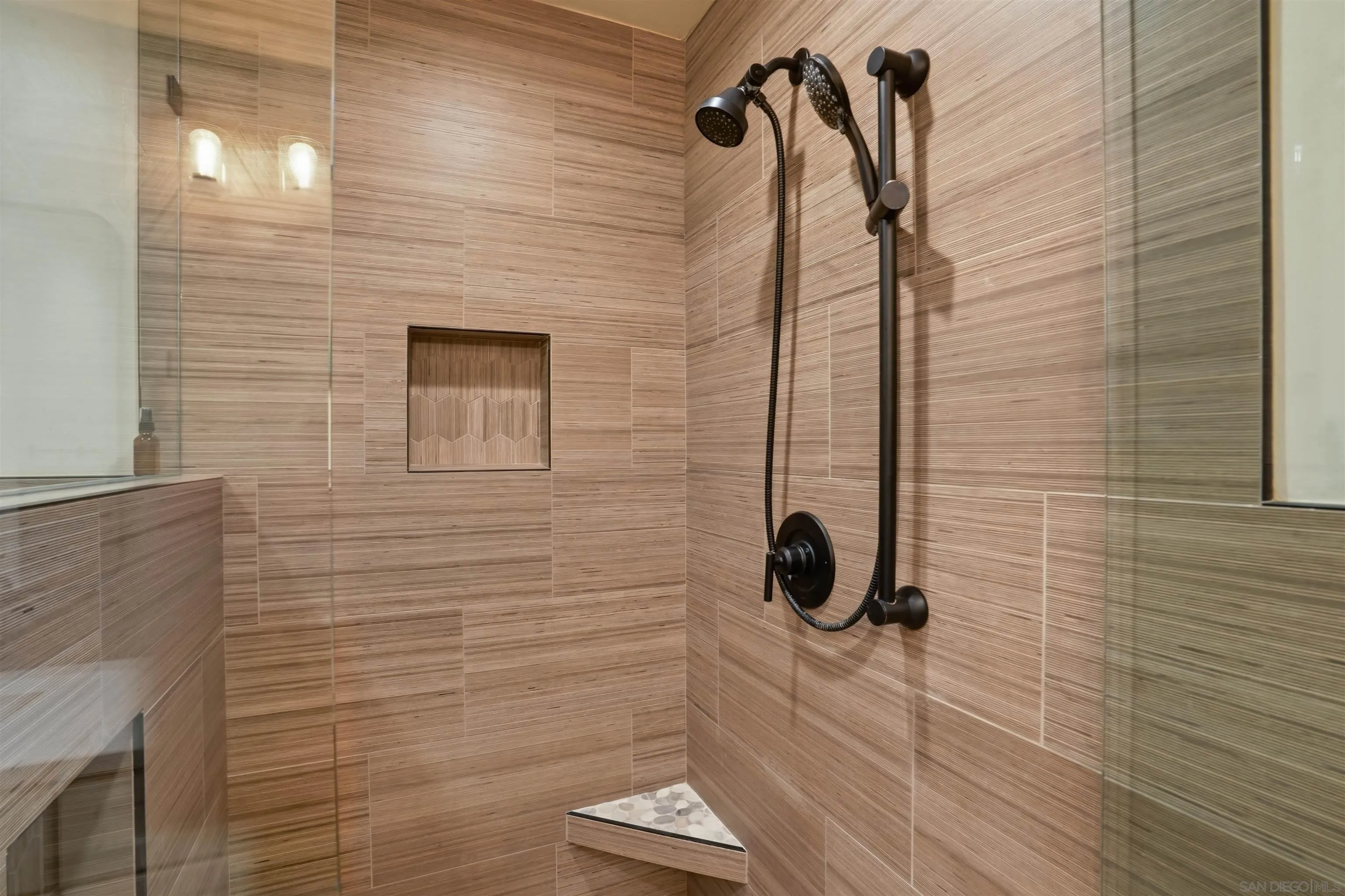 https://cdn.realtyfeed.com/cdn/127/260013596/9e43118461dc1a79aff12bd5bac43d81.webp