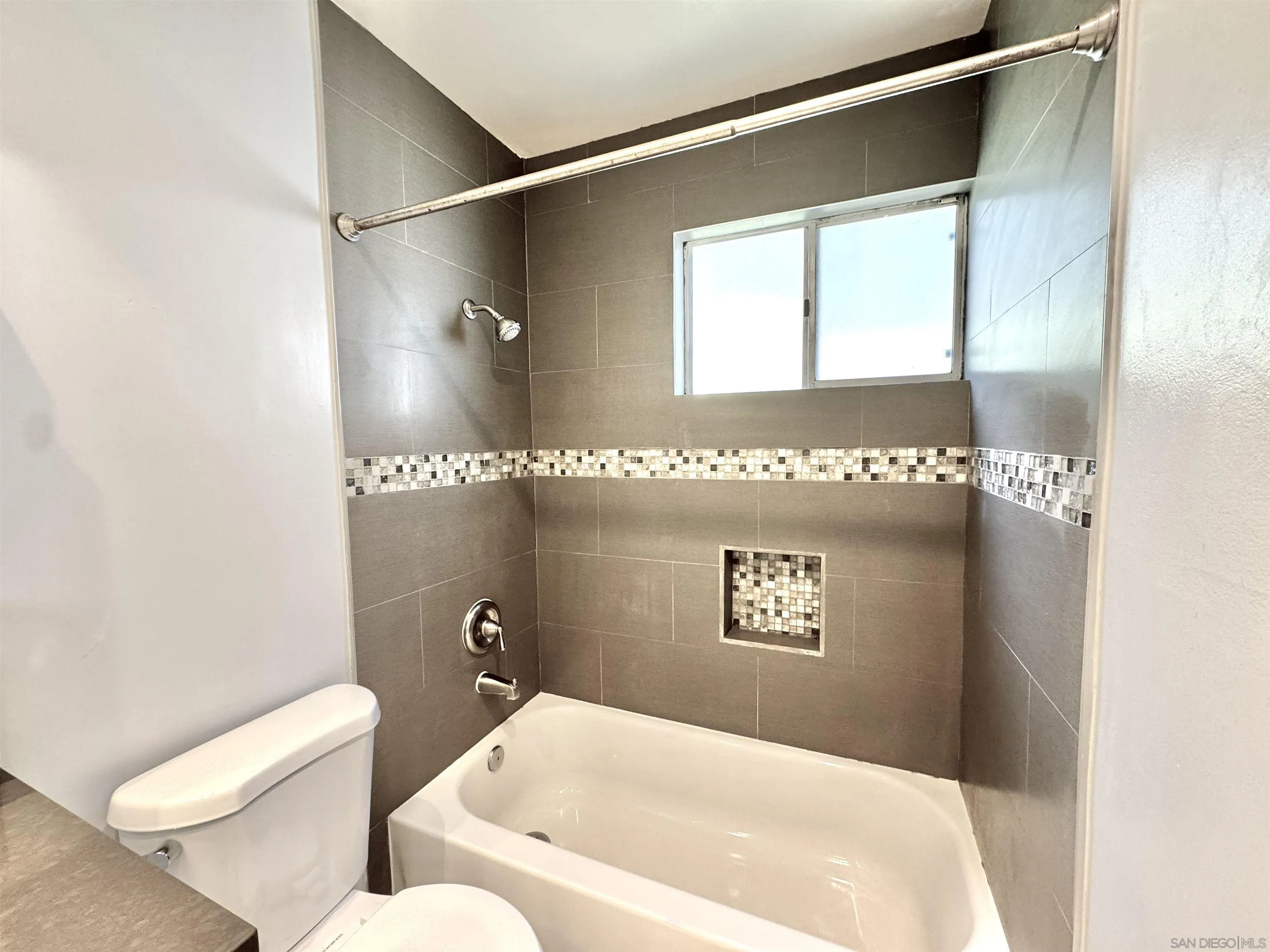 https://cdn.realtyfeed.com/cdn/127/260013603/7cb4ef7e7eba9245ff4dea8a2ab33efb.webp