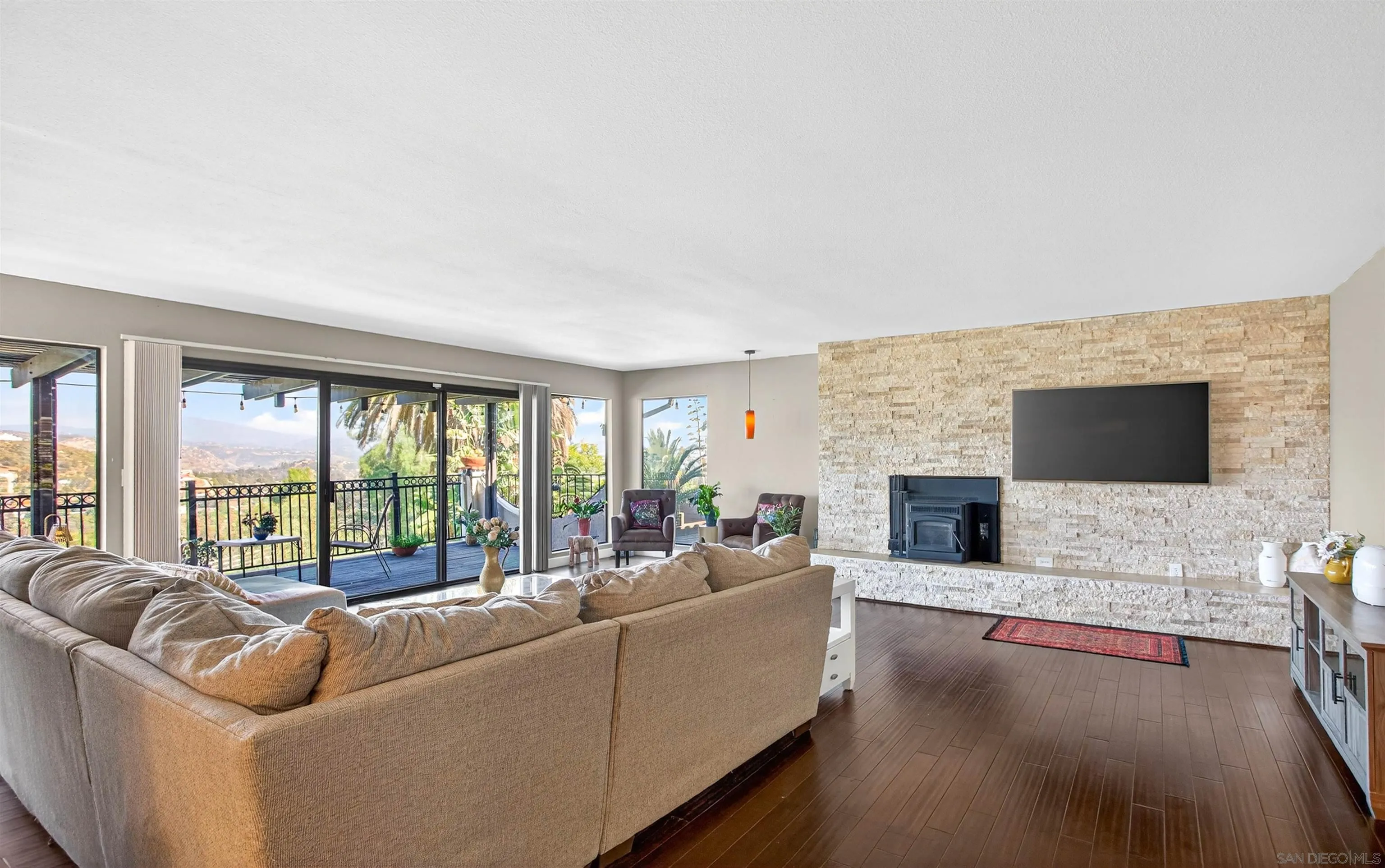 https://cdn.realtyfeed.com/cdn/127/260013606/1618a68b3f651776a5c71d7827440b07.webp
