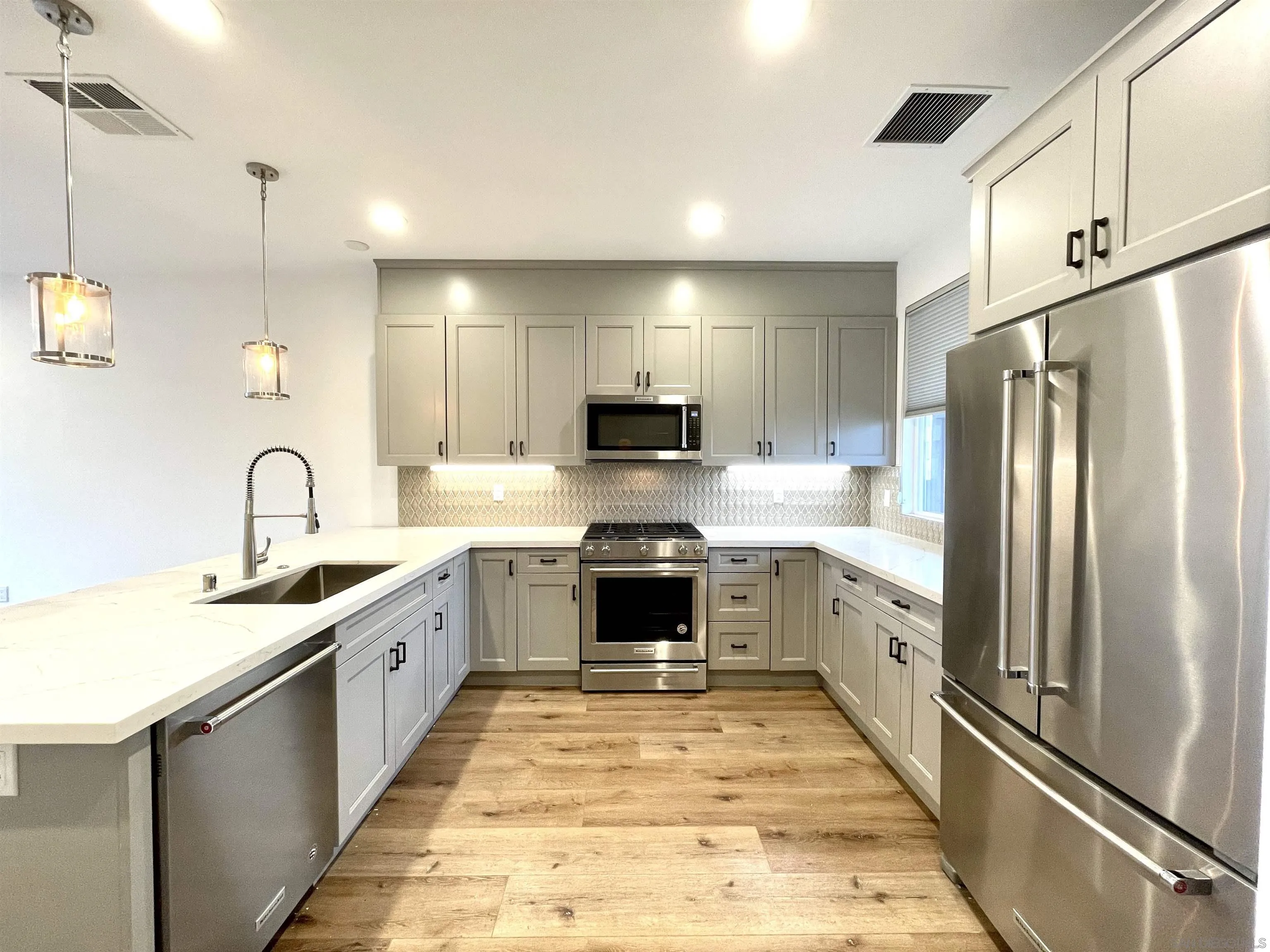 https://cdn.realtyfeed.com/cdn/127/260013610/7ca7070448470df7729cdd758ec249e7.webp