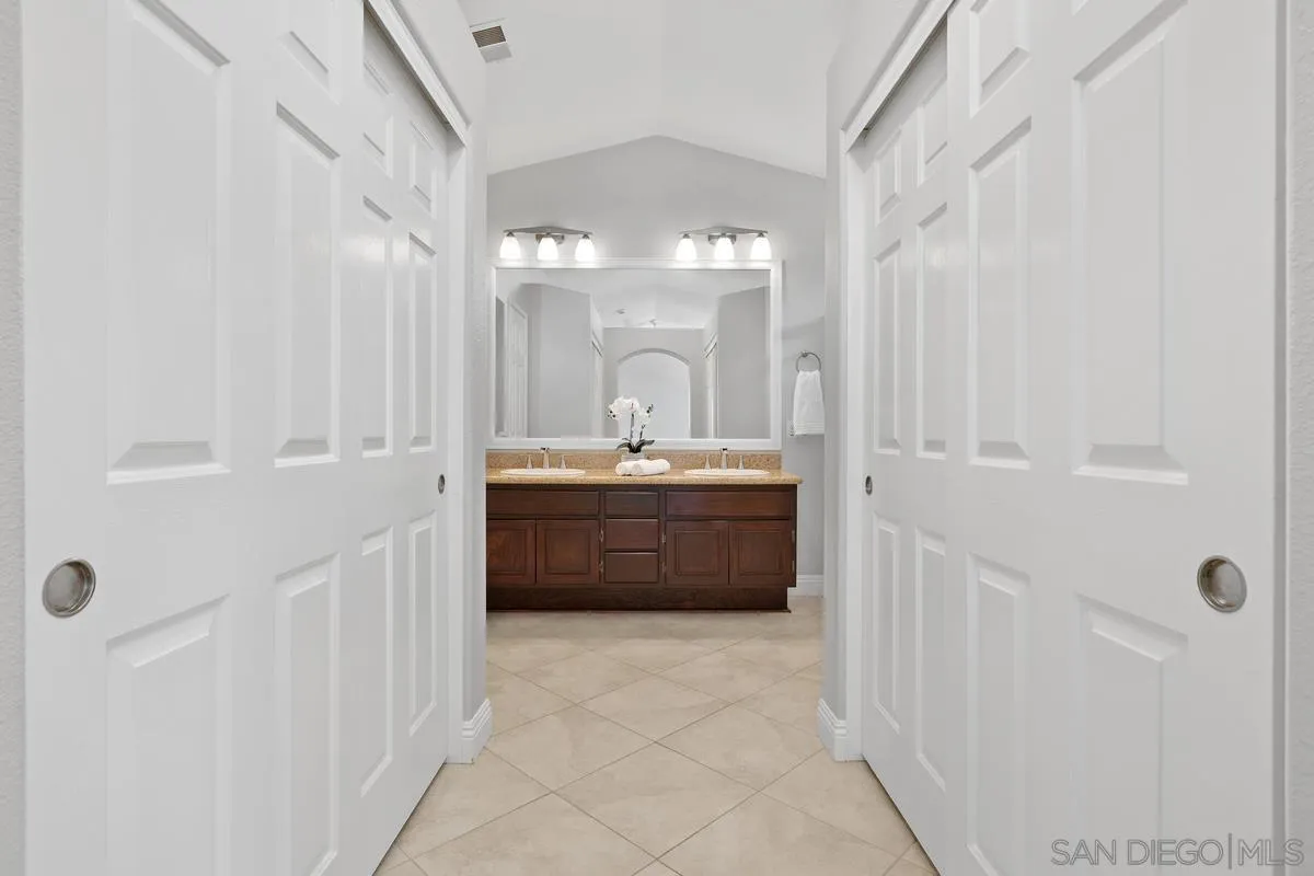 https://cdn.realtyfeed.com/cdn/127/260013612/986e210895f4a10f0e2bd69a900b6f46.webp