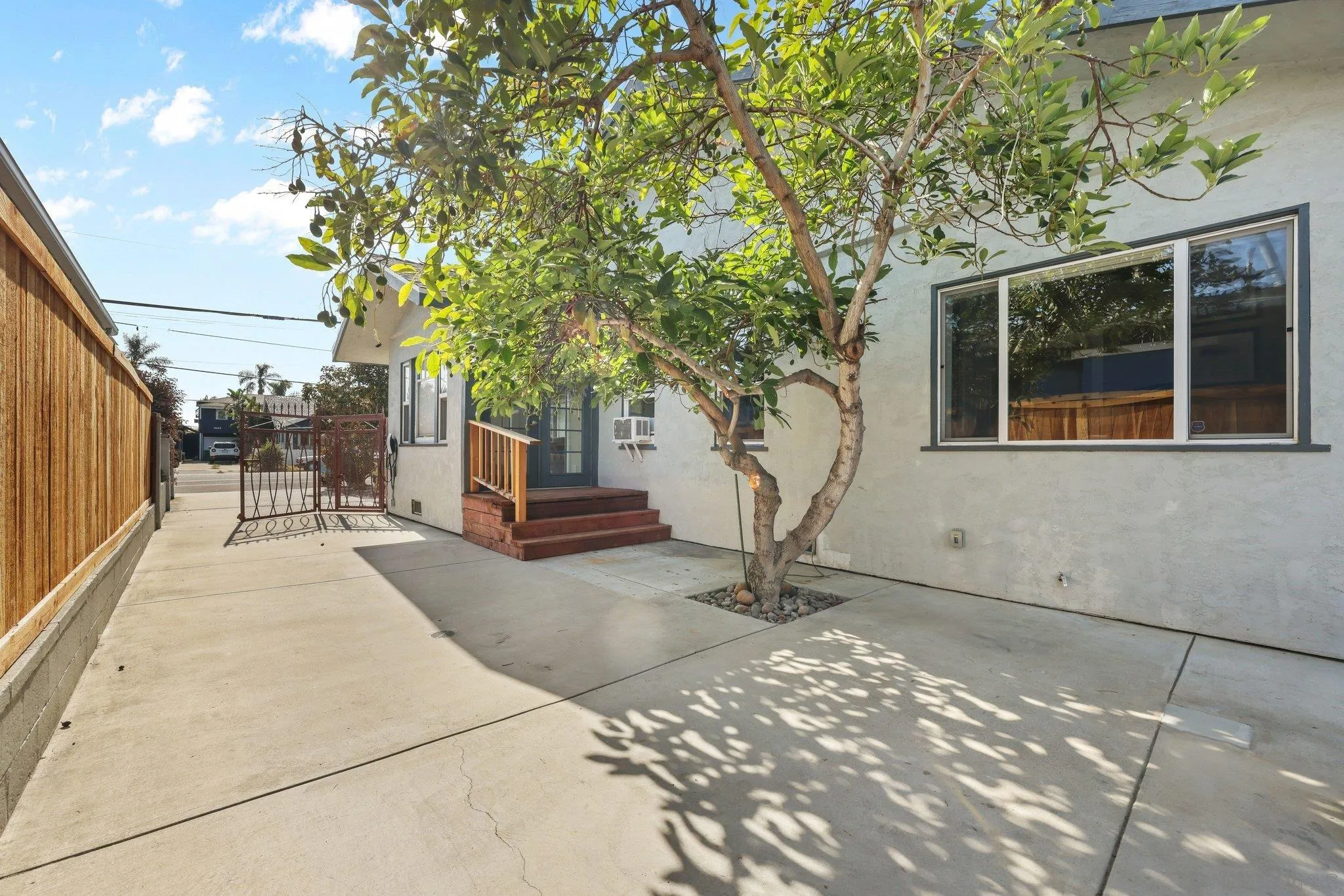 https://cdn.realtyfeed.com/cdn/127/260013620/26911a7d8af38ed8ef167f03a120eb48.webp
