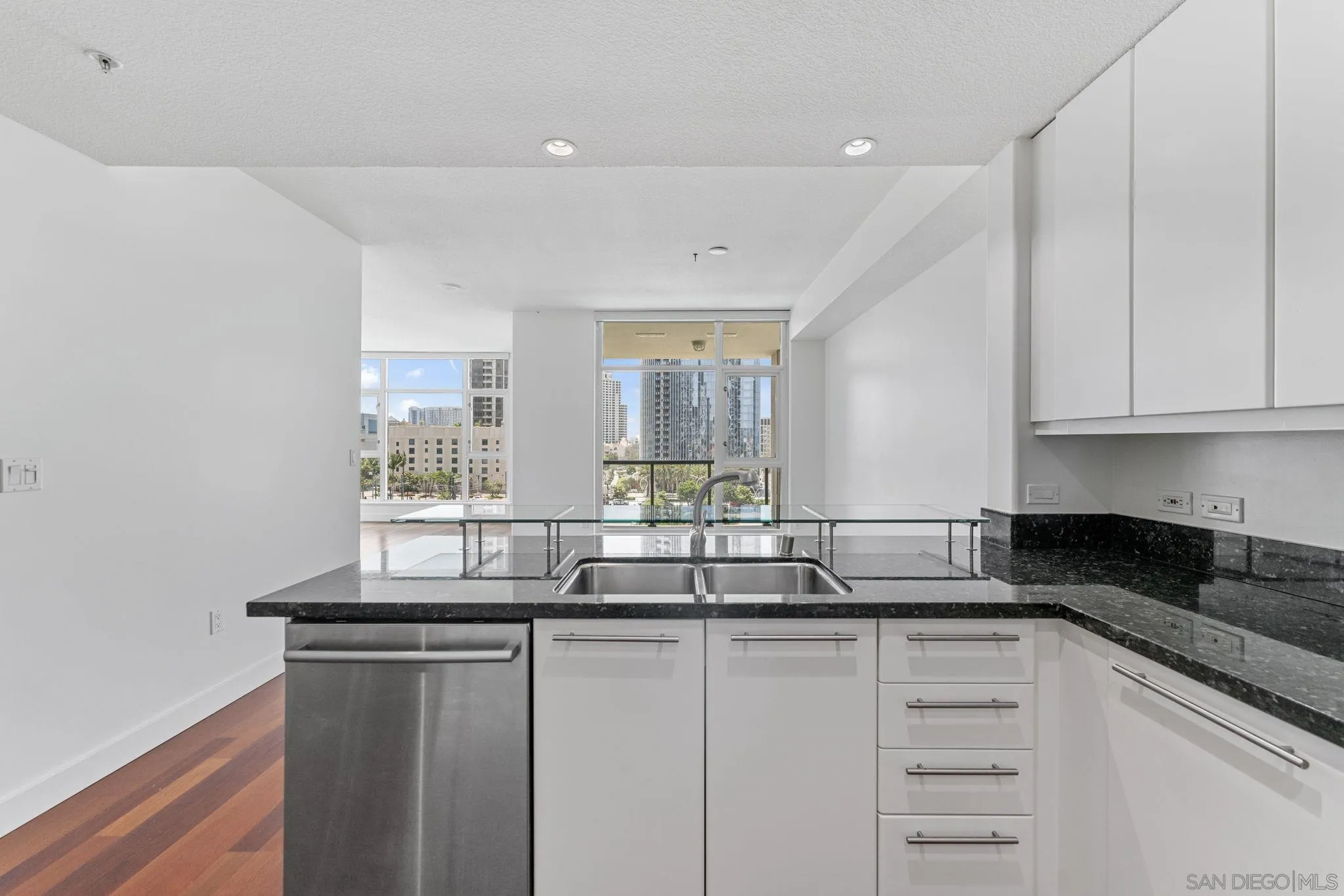 Photo #13: 260013623 Listing: Photo #13