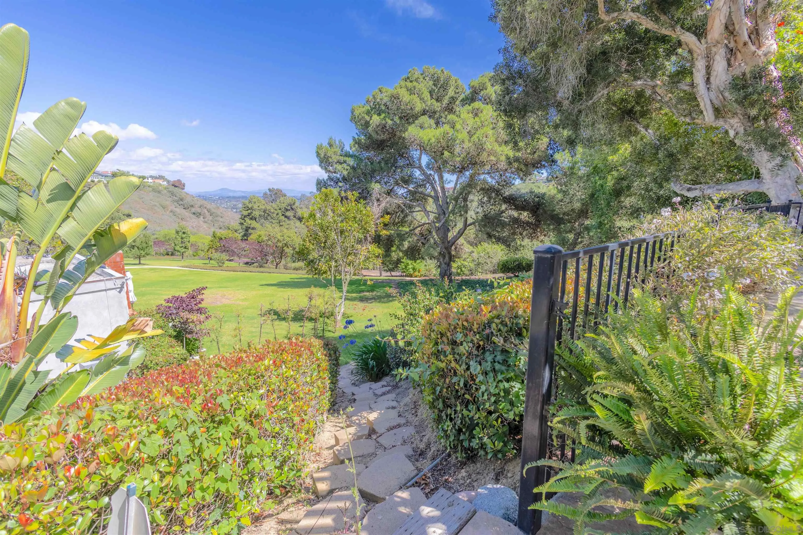 https://cdn.realtyfeed.com/cdn/127/260013628/abb9d2cabc1f08d81829553f8d6dd9a2.webp