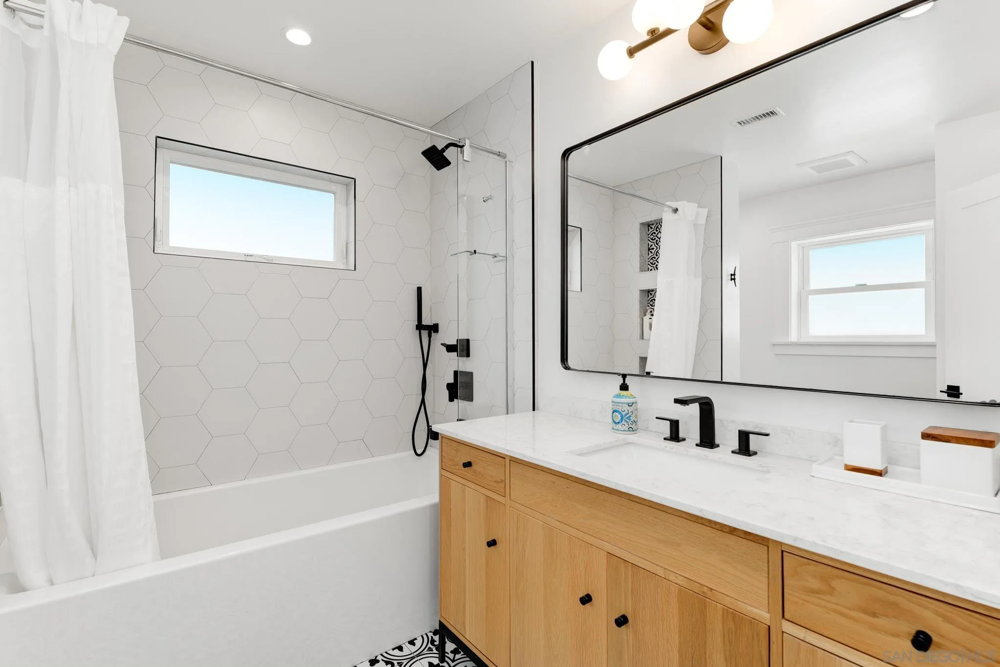 https://cdn.realtyfeed.com/cdn/127/260013630/bee76bb930b893a9848bf34a47d5a7cd.webp
