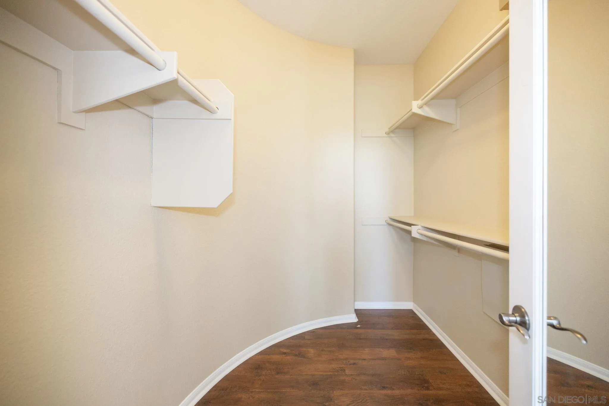https://cdn.realtyfeed.com/cdn/127/260013631/5b84001494d14666932851d139e33fae.webp