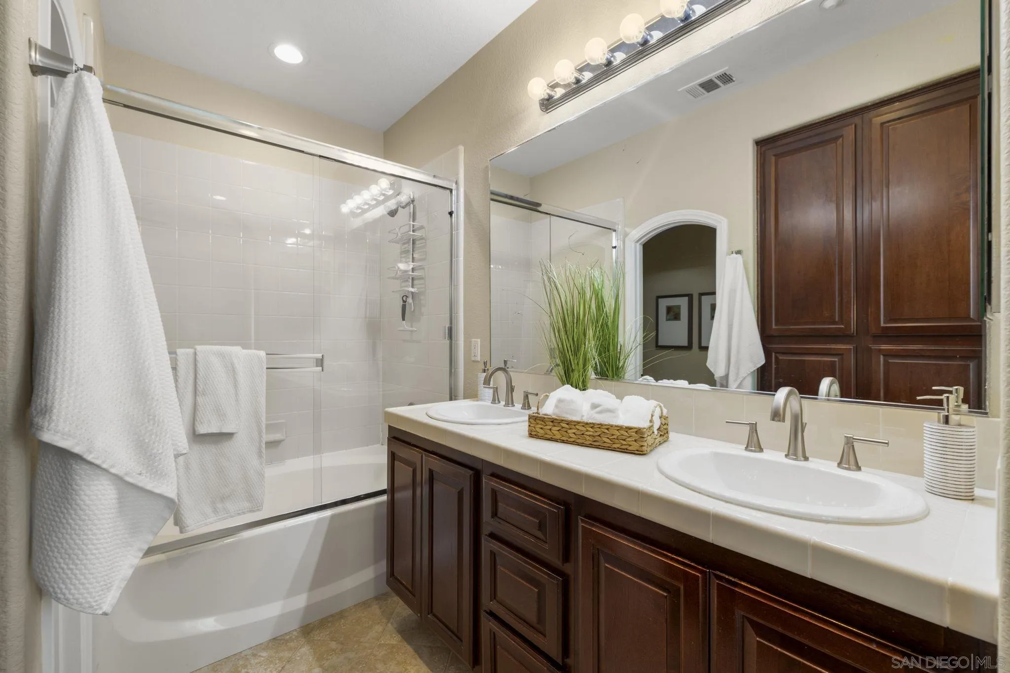 https://cdn.realtyfeed.com/cdn/127/260013631/d4207ceffb09a48e37b82d889a23d4f1.webp