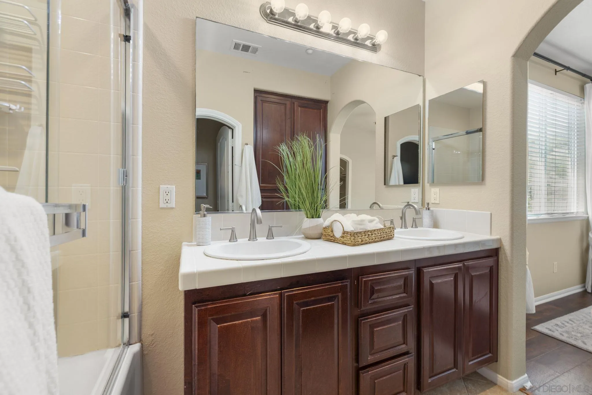 https://cdn.realtyfeed.com/cdn/127/260013631/dc1b9bfb5defdff407d045df43d25060.webp
