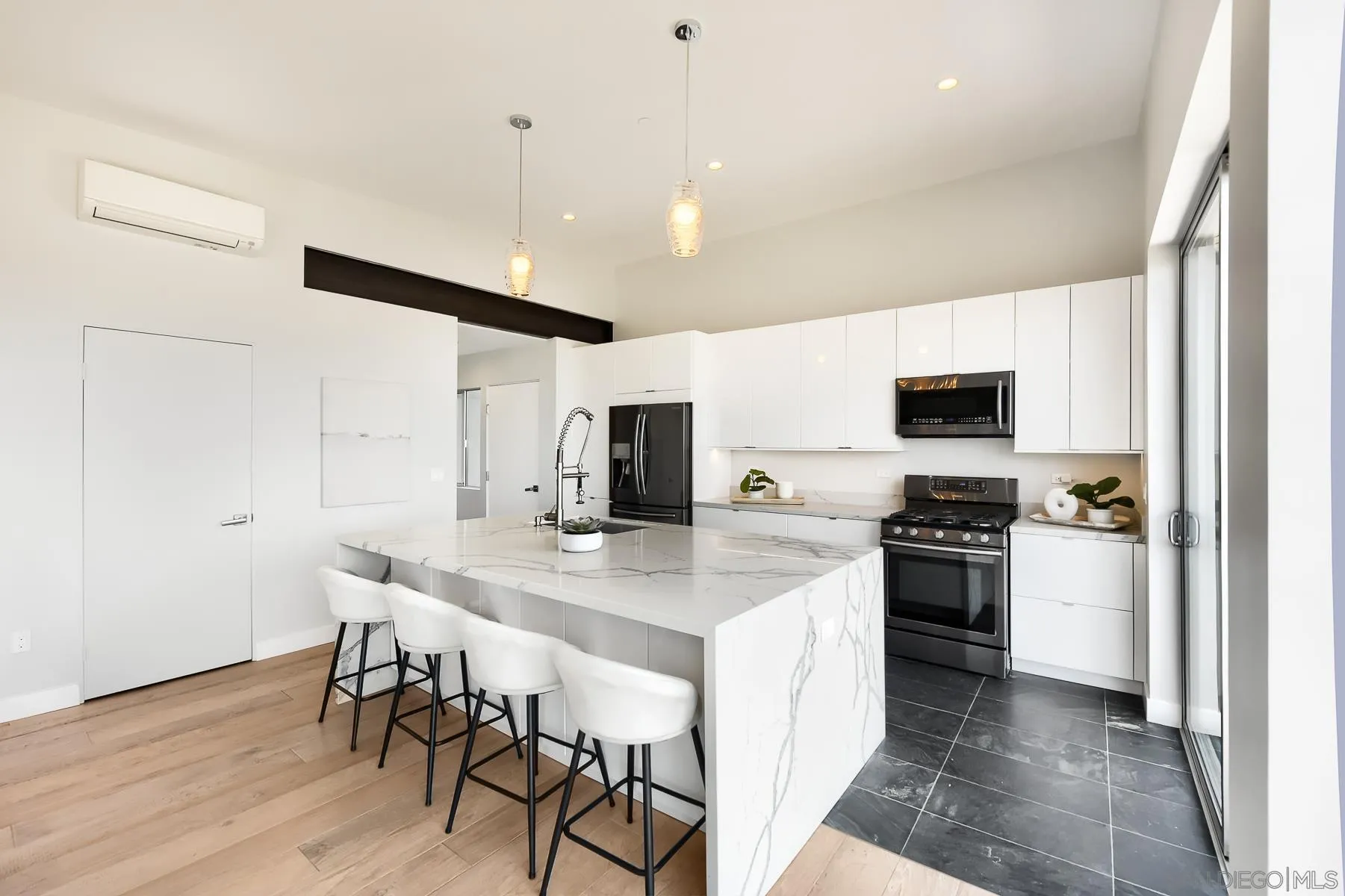https://cdn.realtyfeed.com/cdn/127/260013634/bc546670533966f348109e165a3a2034.webp