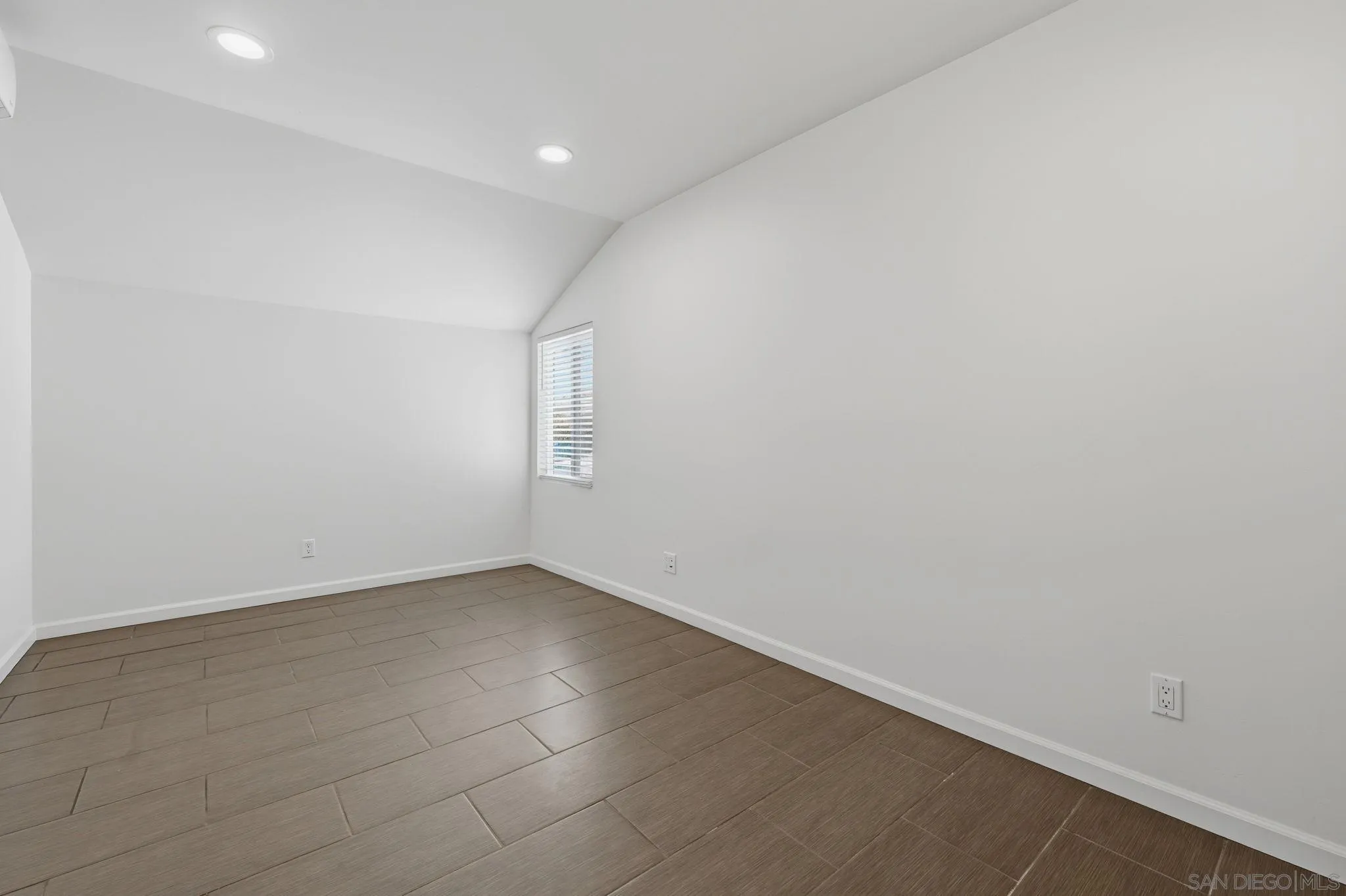 https://cdn.realtyfeed.com/cdn/127/260013636/da1fb619f99cac499bb9eb640d3dcbf7.webp