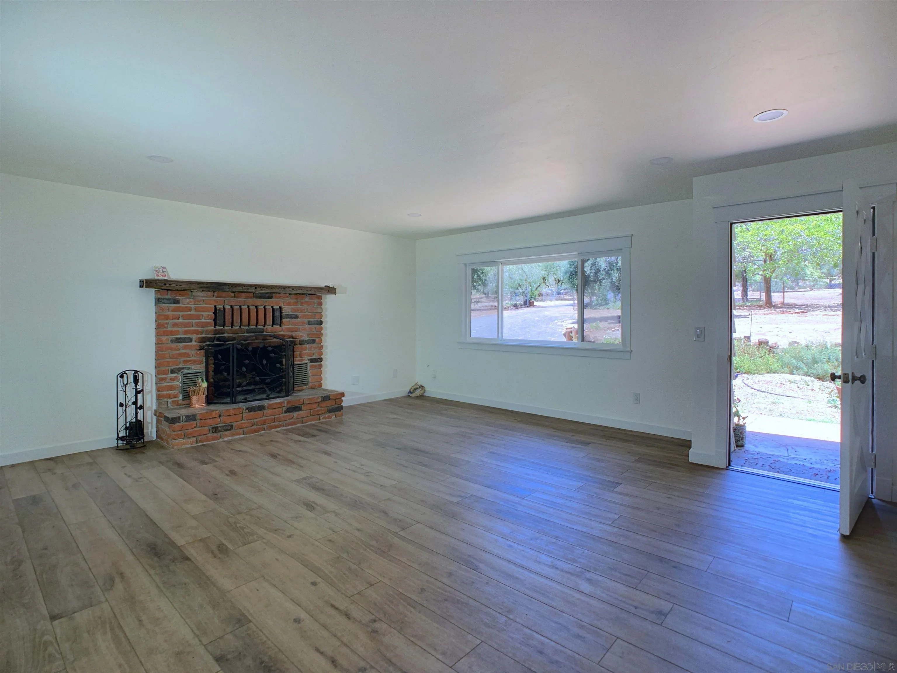 https://cdn.realtyfeed.com/cdn/127/260013641/fc0a281297c07e87969391cd6bc9bb13.webp