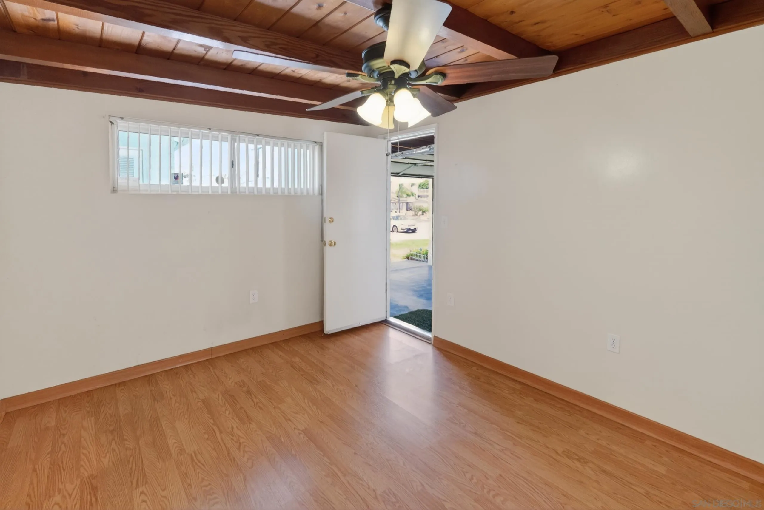 https://cdn.realtyfeed.com/cdn/127/260013653/14a40c71707b645bf24c4d8e9660ad11.webp