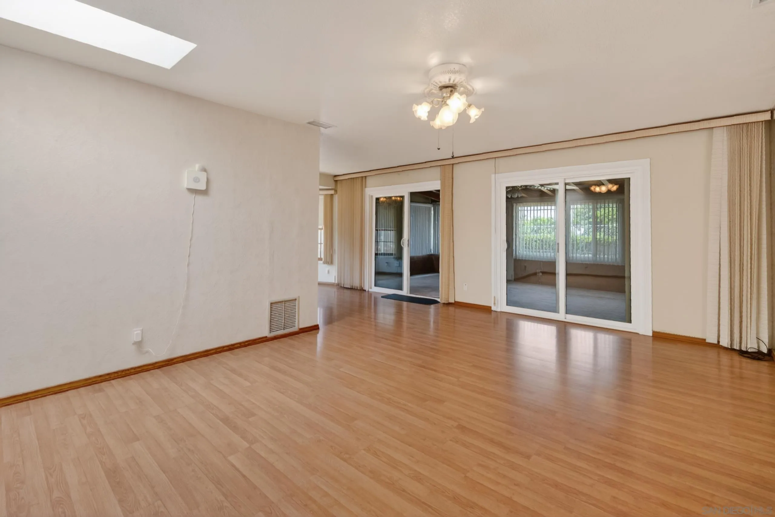 https://cdn.realtyfeed.com/cdn/127/260013653/a7a50d1cb5e726d85563194c59ddc5c4.webp