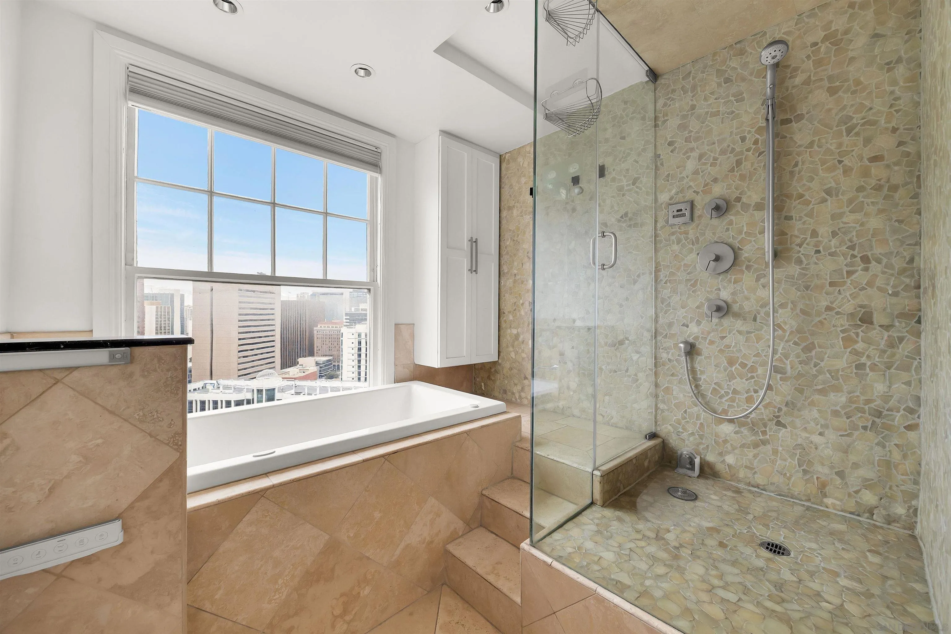 https://cdn.realtyfeed.com/cdn/127/260013655/148c68babe2aaddc25924046d0d92300.webp