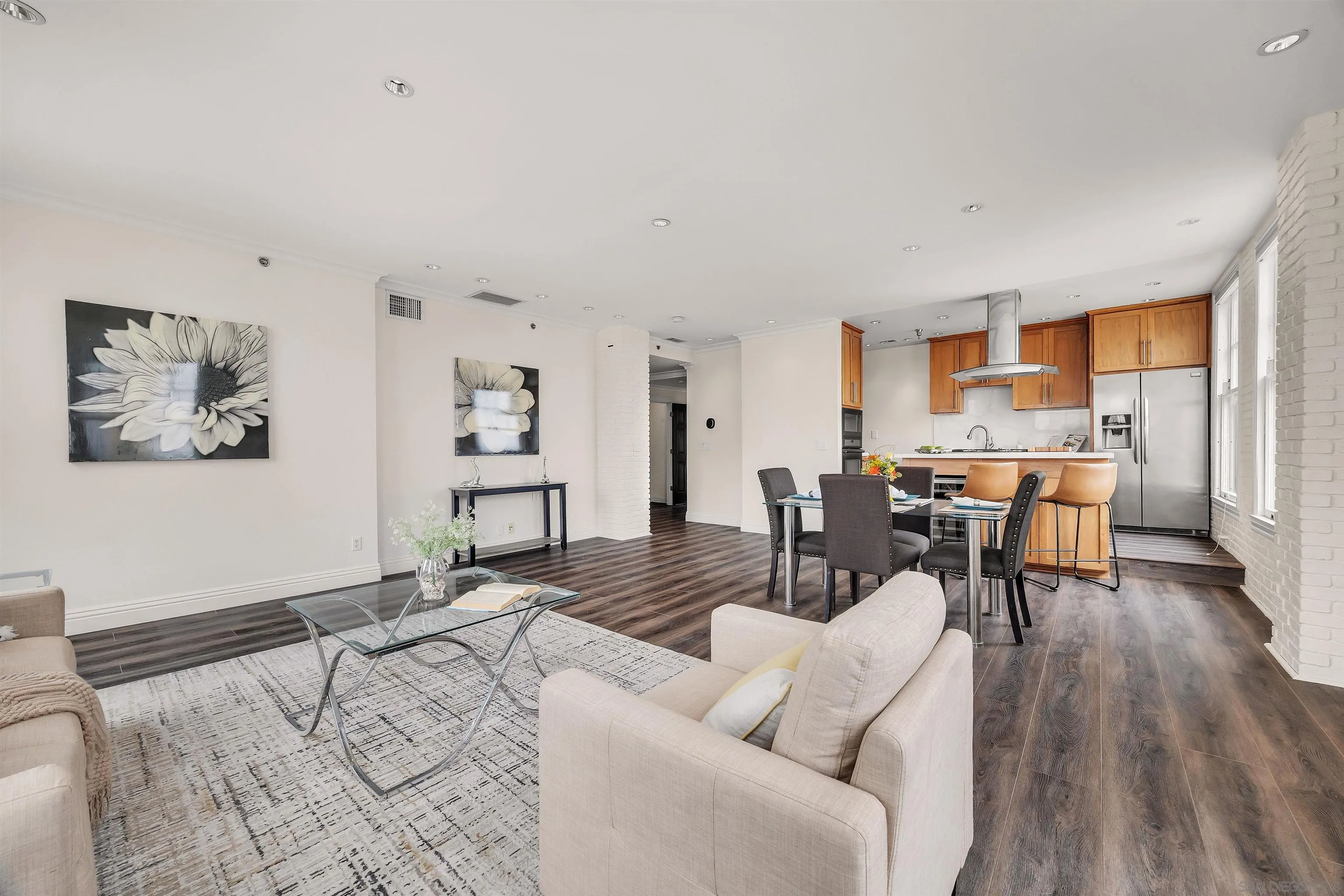 https://cdn.realtyfeed.com/cdn/127/260013655/aeba19aa48708175f769ee08a3ee0ac9.webp